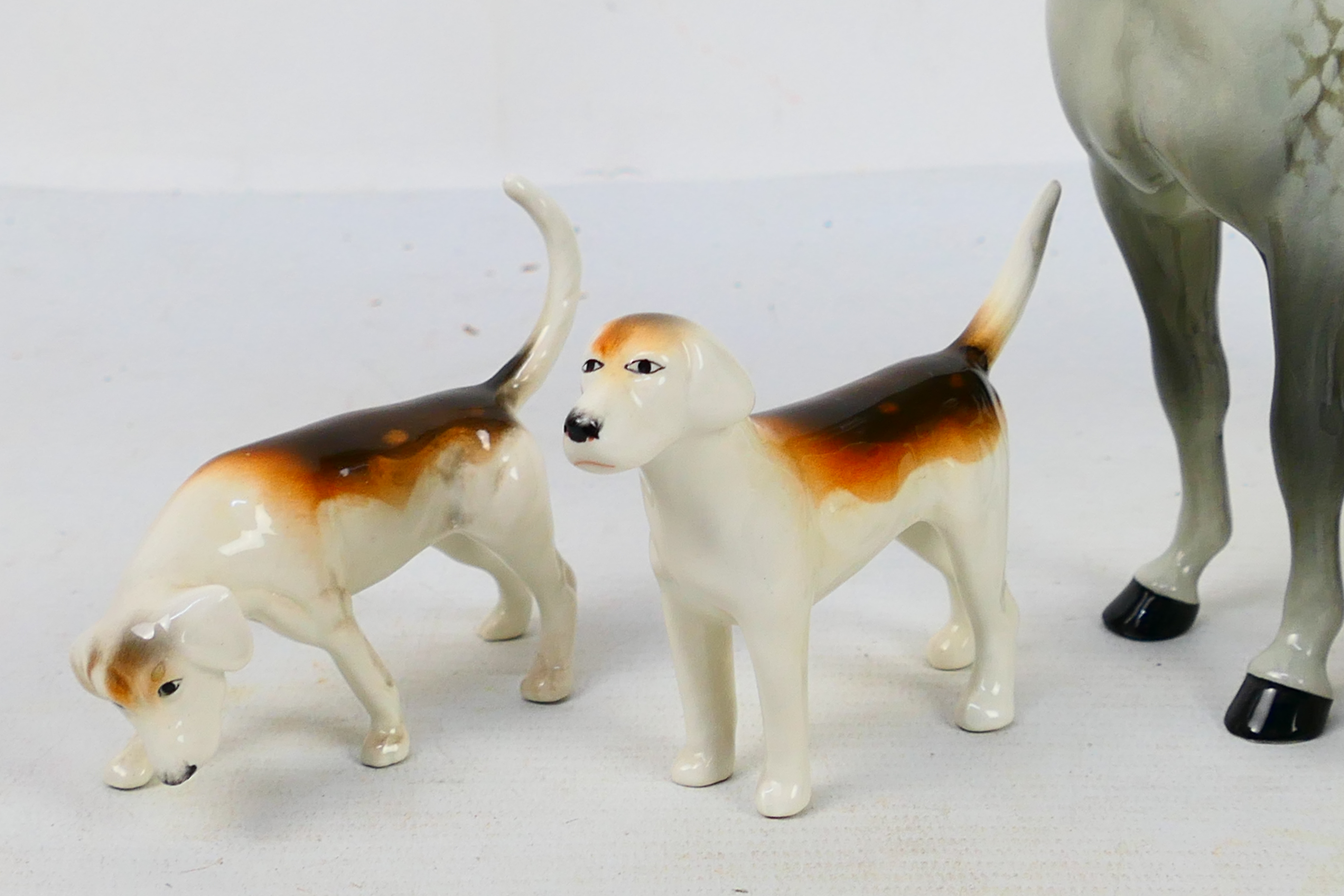 A Beswick huntswoman figure on grey horse, 21 cm (h) and four fox hounds. - Image 4 of 7