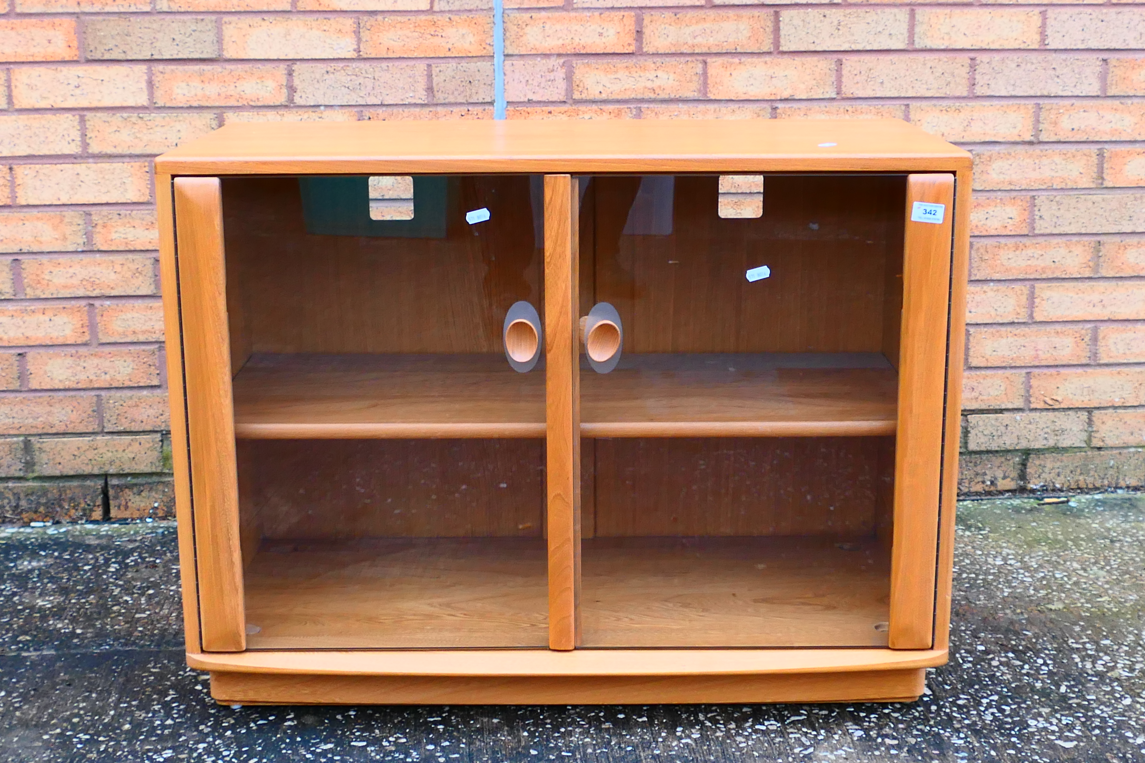 Ercol - A Windsor twin door display cabinet or glazed bookcase, approximately 68 cm x 92 cm x 44 cm. - Image 2 of 4