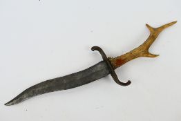 A 19th century antler hilt knife with 21 cm (l) blade.