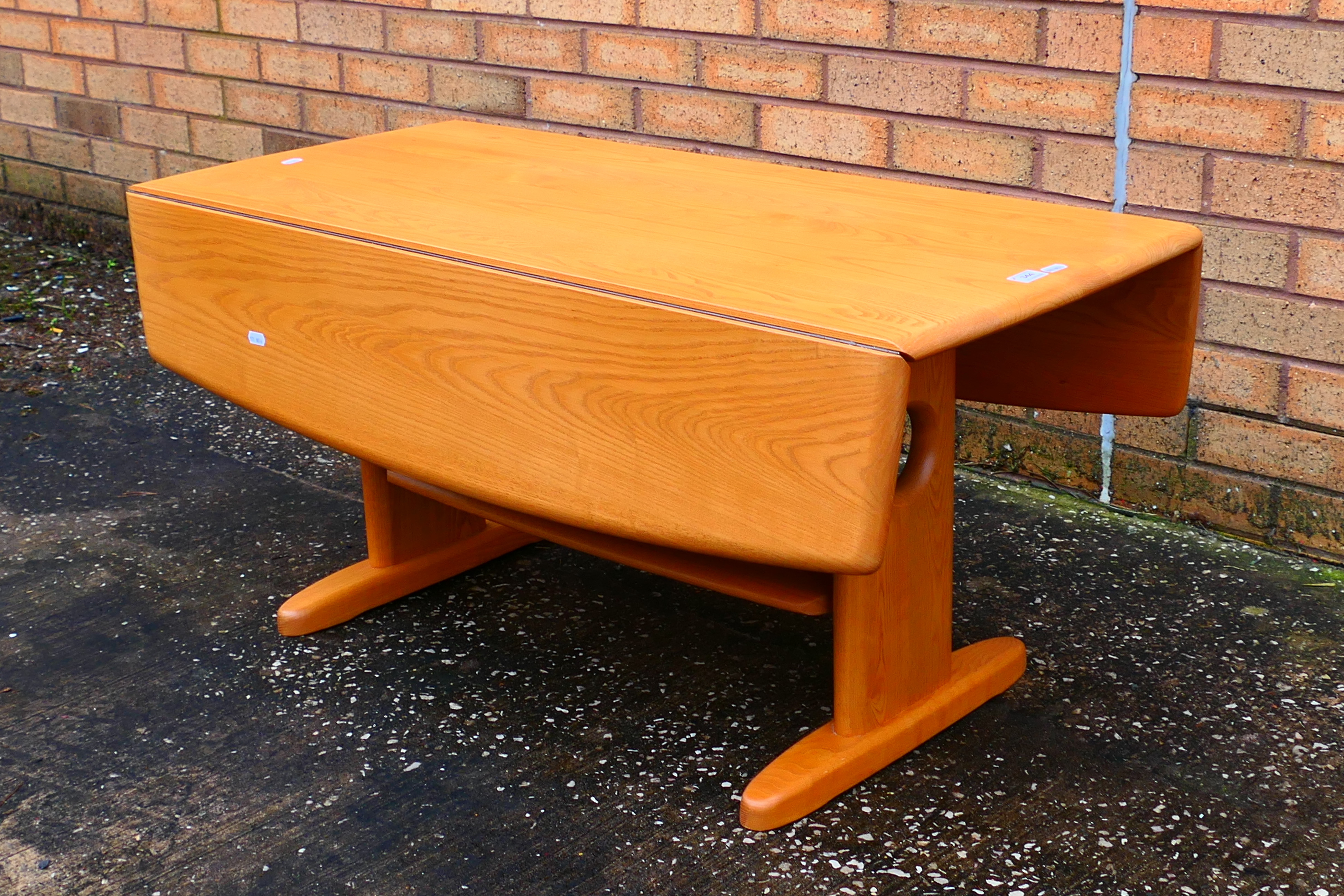 Ercol - A drop leaf coffee table, approximately 48 cm x 104 cm x 46 cm x (90 cm when open). - Image 3 of 5