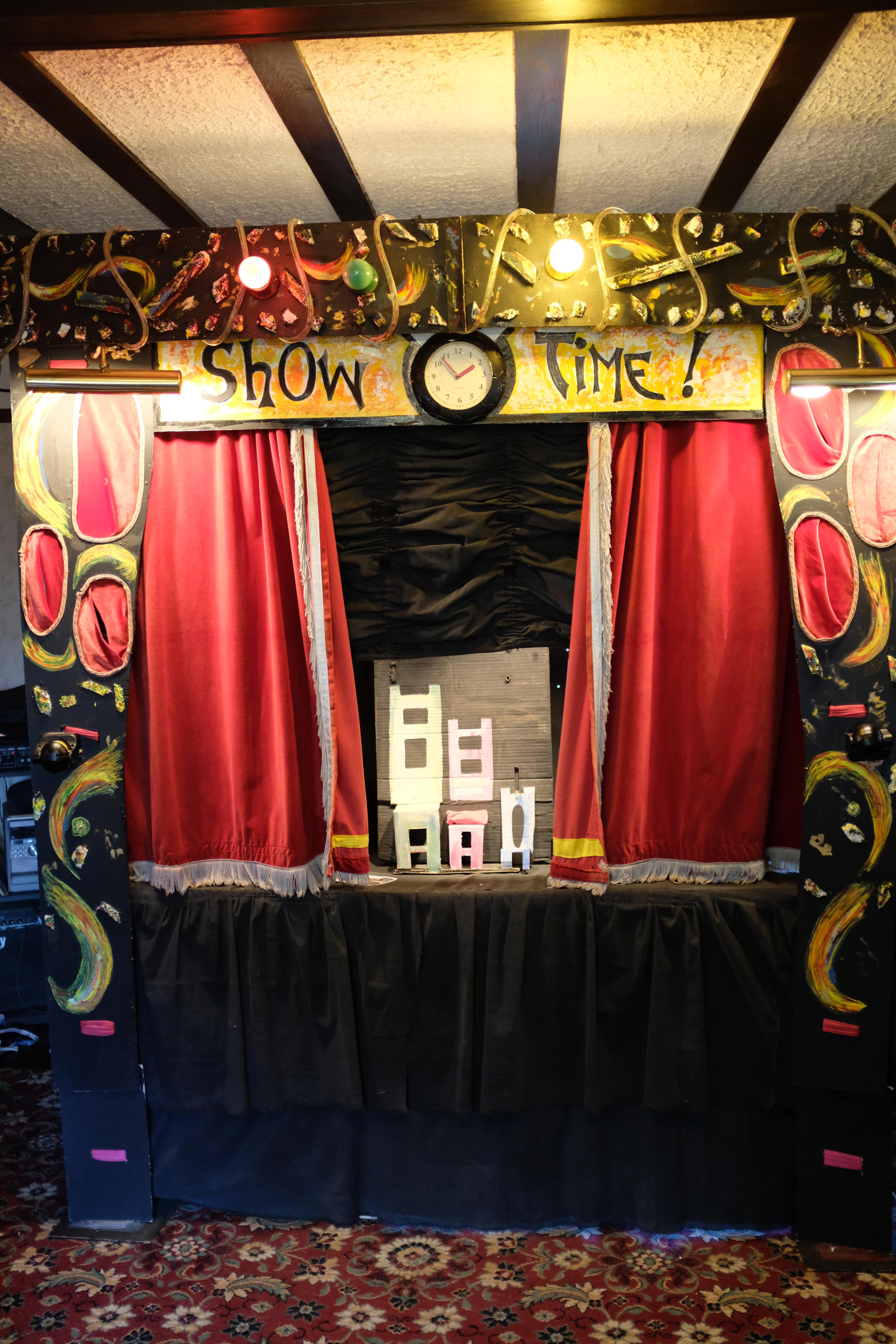 Stage - A large stage set up, ideal for larger marionette shows. - Image 3 of 9