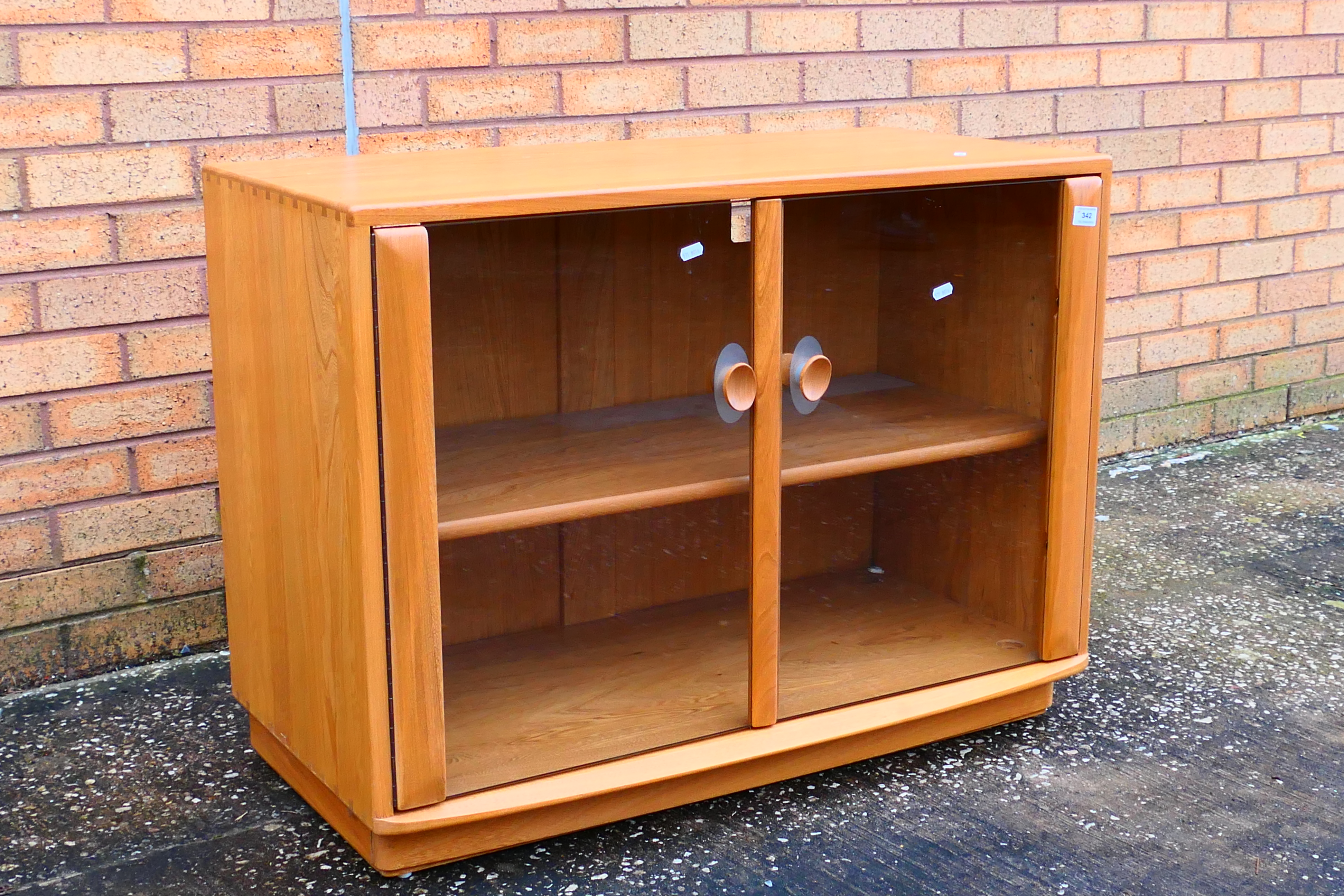 Ercol - A Windsor twin door display cabinet or glazed bookcase, approximately 68 cm x 92 cm x 44 cm. - Image 3 of 4