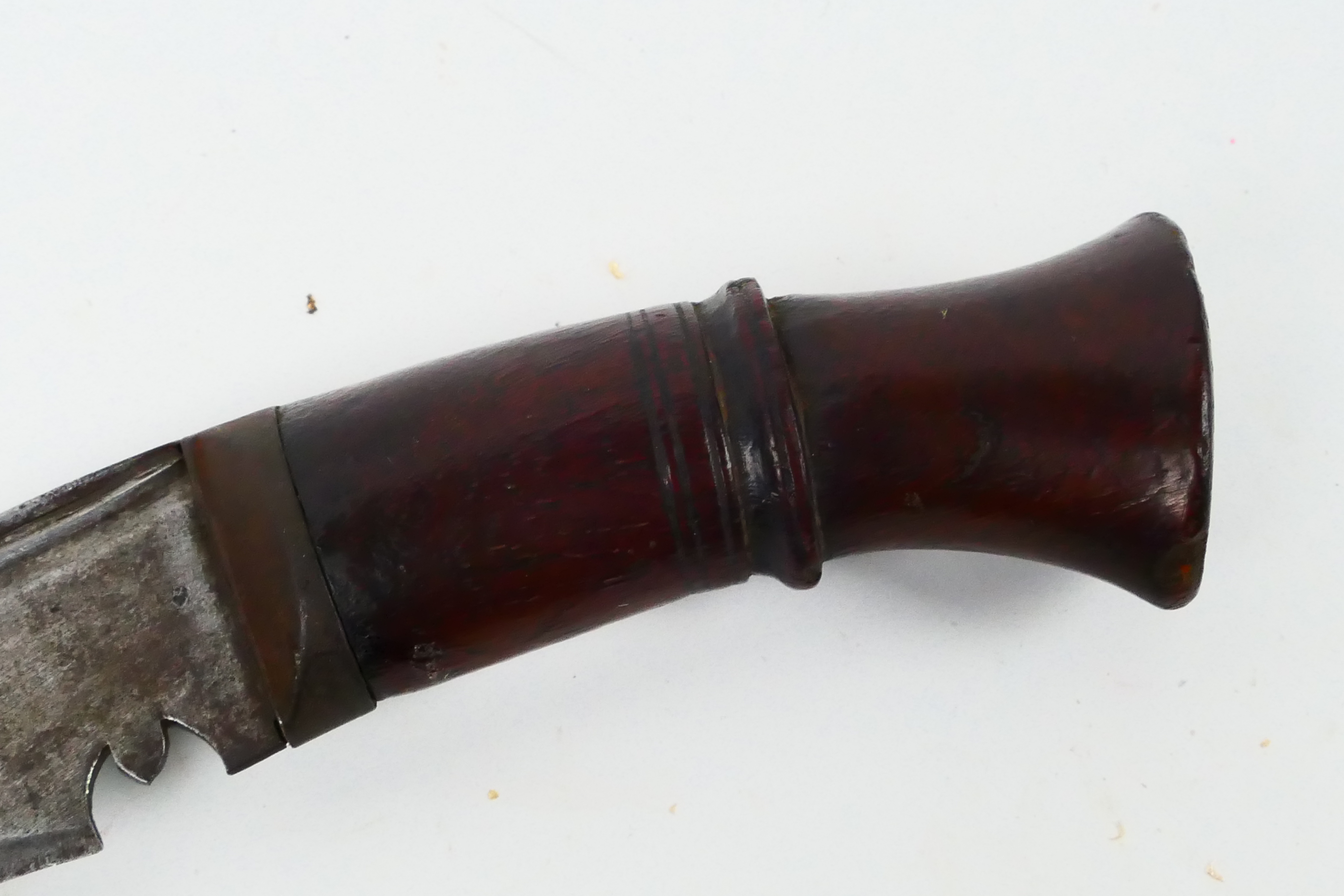A vintage kukri knife with 29 cm (l) blade and wooden hilt. - Image 2 of 8