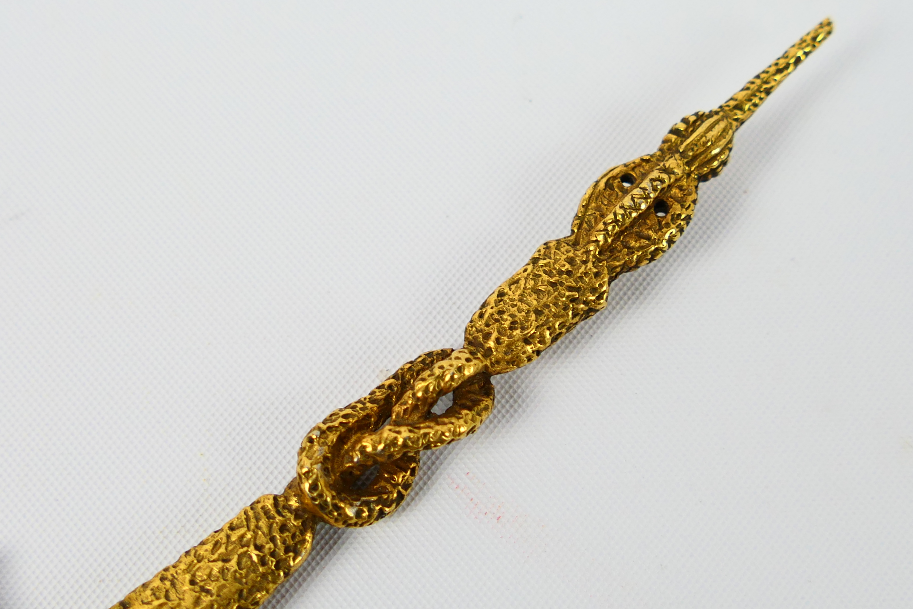 A yellow metal pendant in the form of a Polynesian war club, 9.5 cm (l). - Image 4 of 6