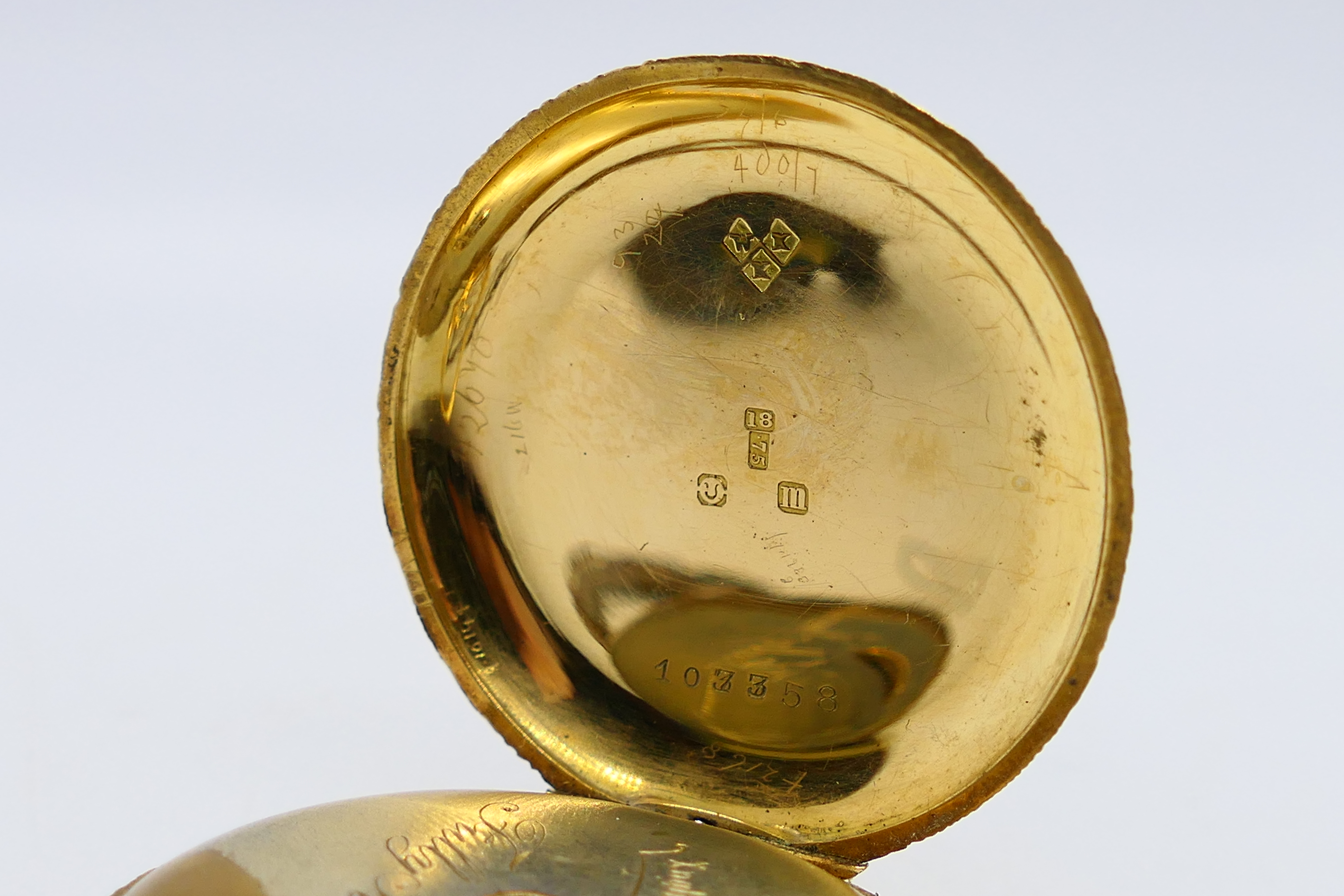 A lady's 18ct gold cased pocket watch with profusely engraved case, 37 mm (d), - Image 4 of 7