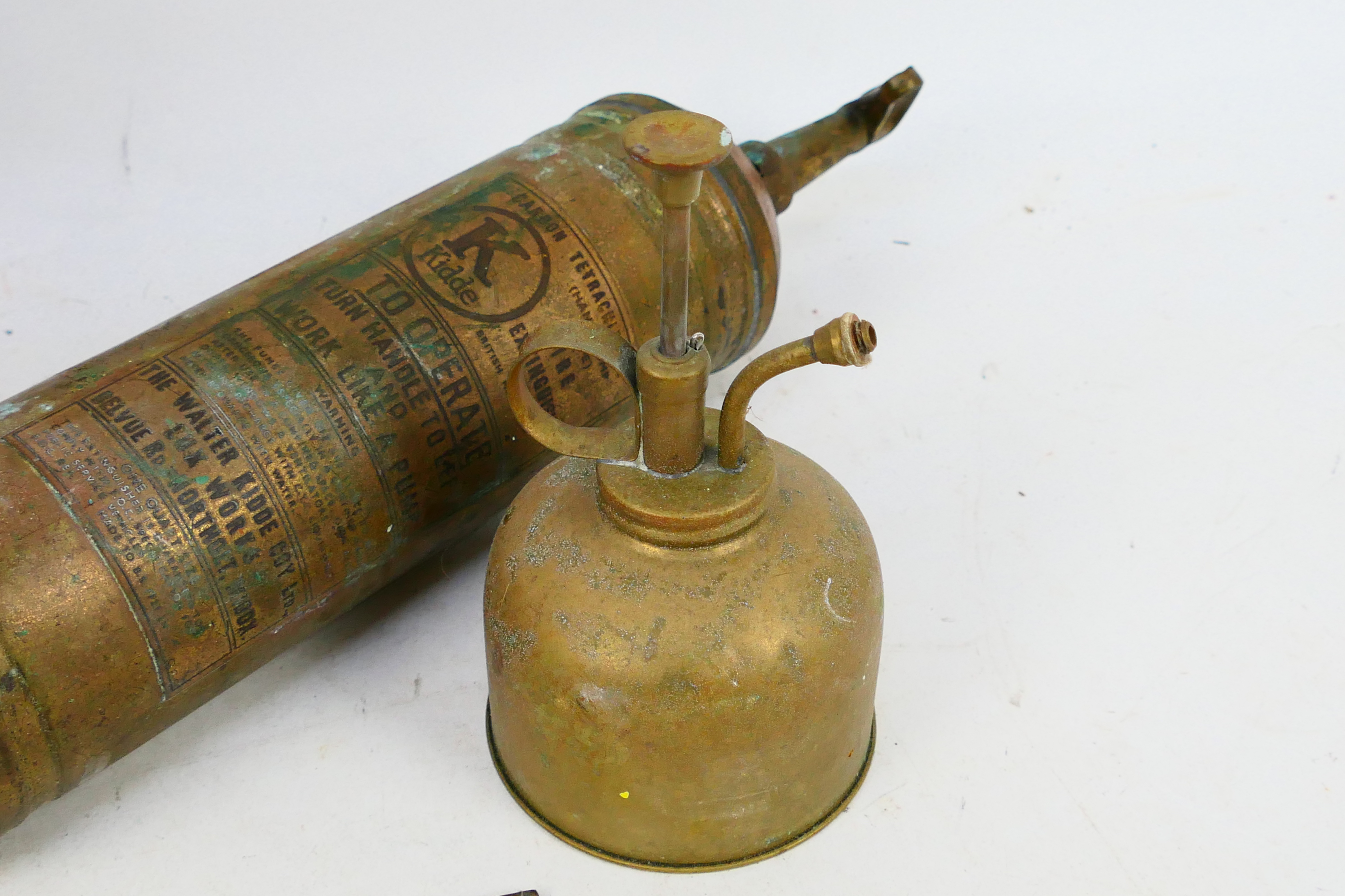 A BR(M) signal lamp interior with square section copper reservoir, fire extinguisher and other. - Image 6 of 7