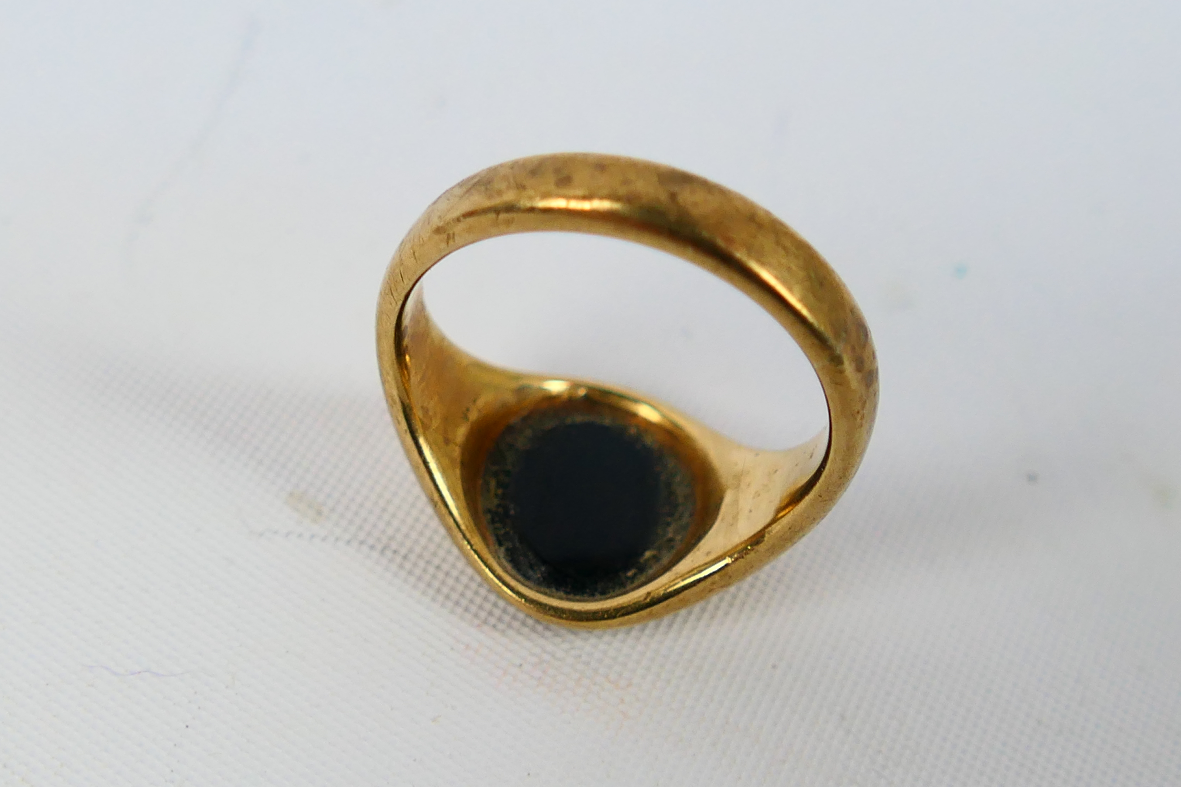 A 9ct yellow gold and onyx signet ring, size K+½, approximately 4.3 grams. - Image 3 of 4