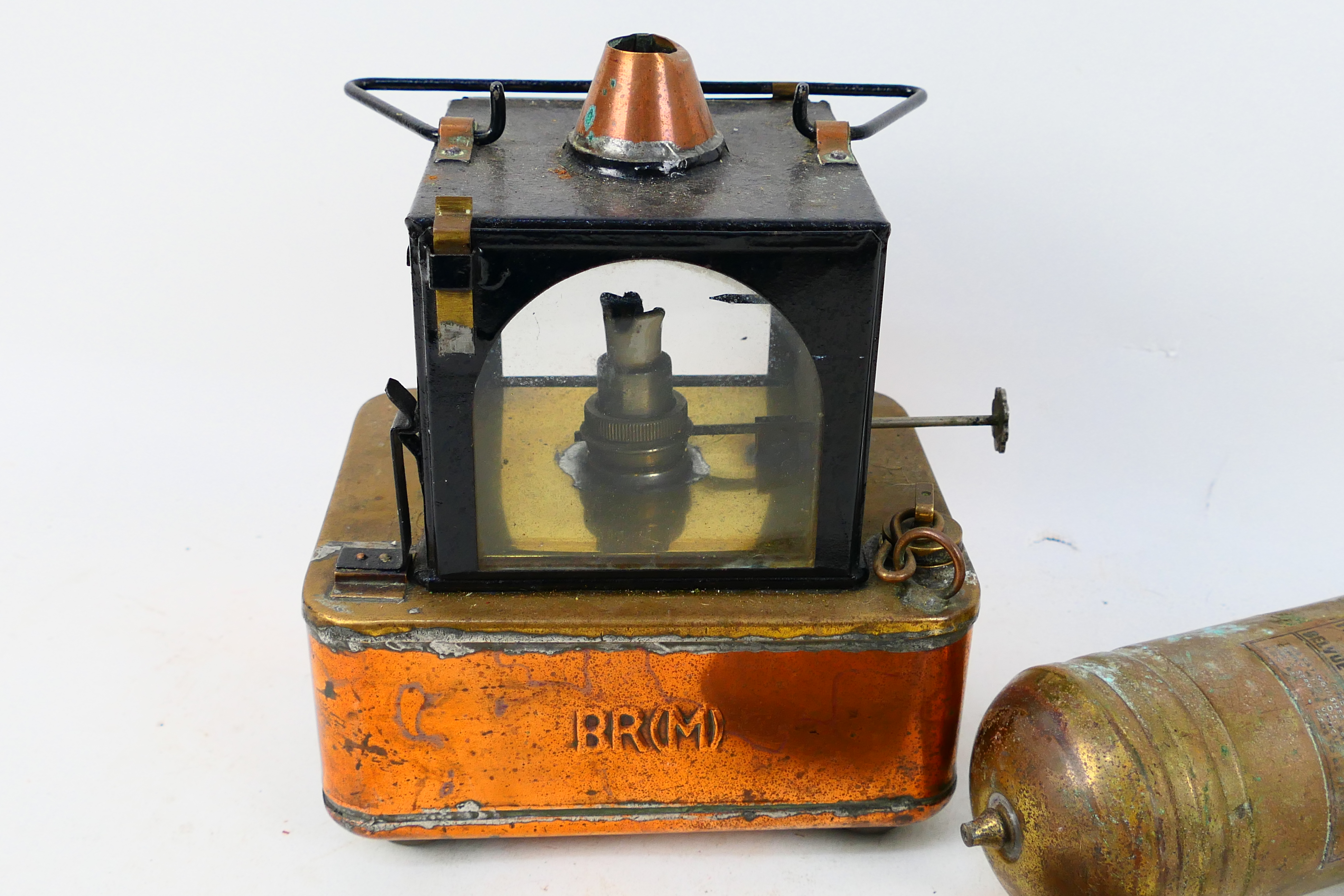 A BR(M) signal lamp interior with square section copper reservoir, fire extinguisher and other. - Image 2 of 7