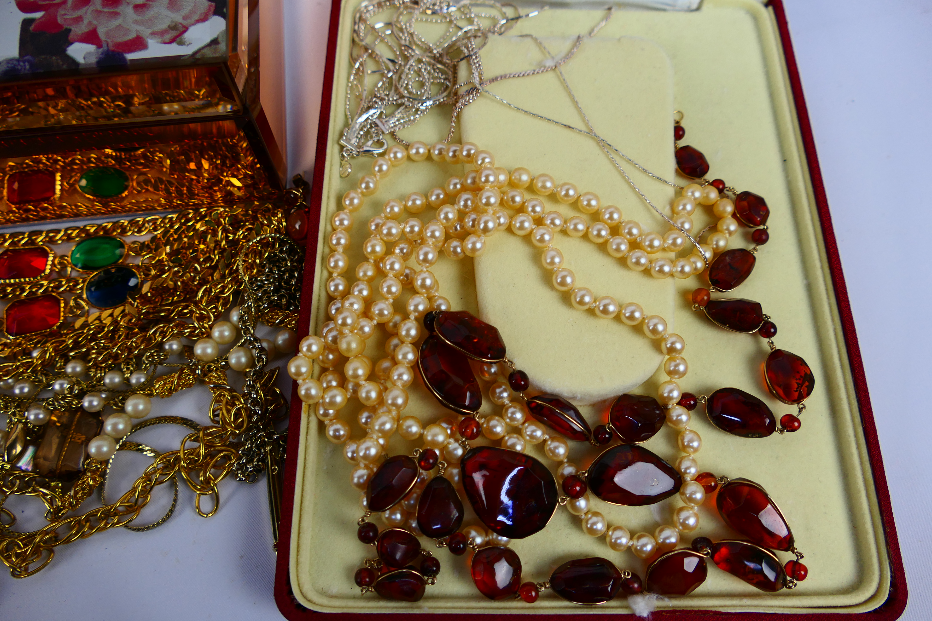 A collection of costume jewellery, predominantly boxed. - Image 10 of 10
