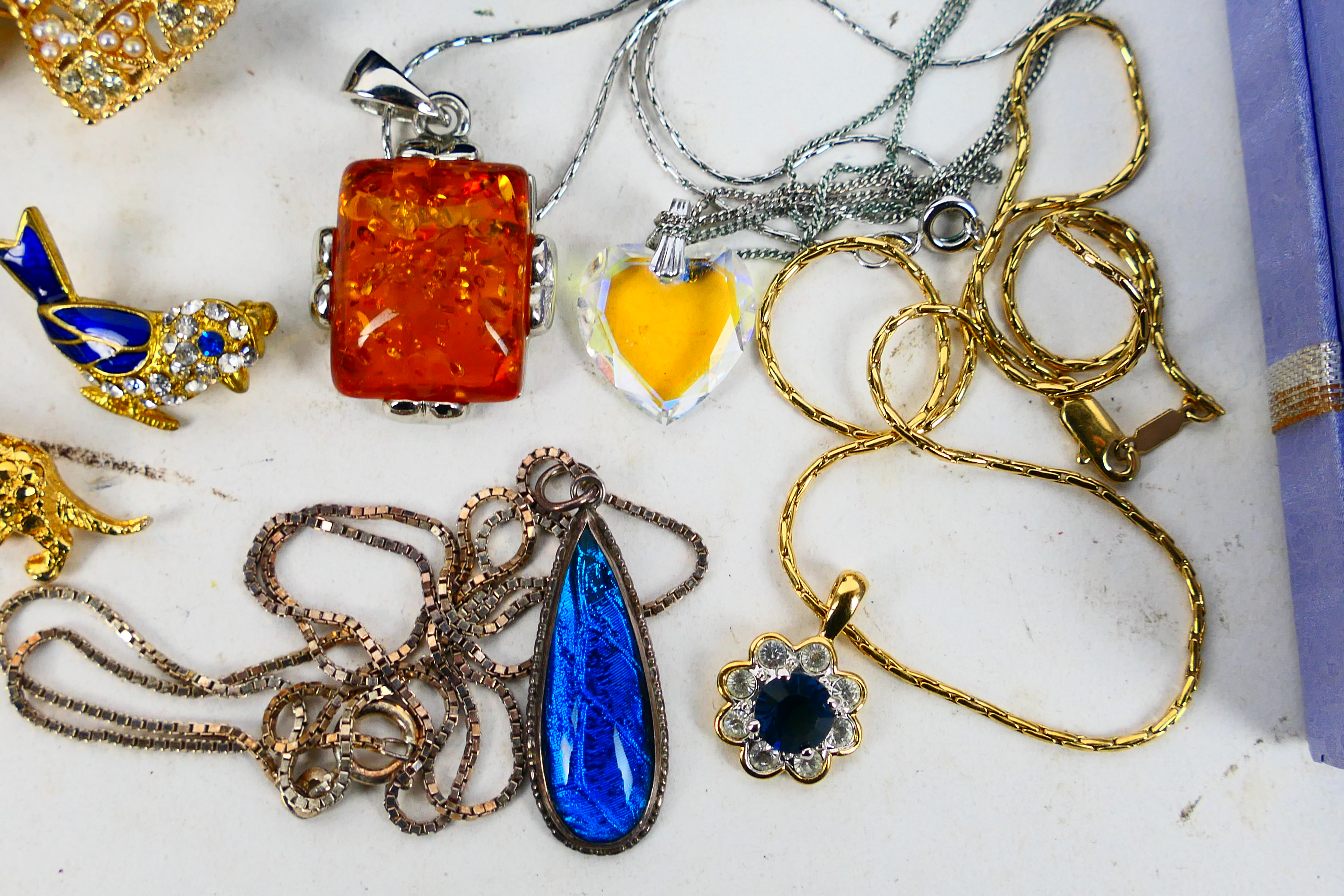 Costume jewellery to include necklaces and brooches. - Image 5 of 7