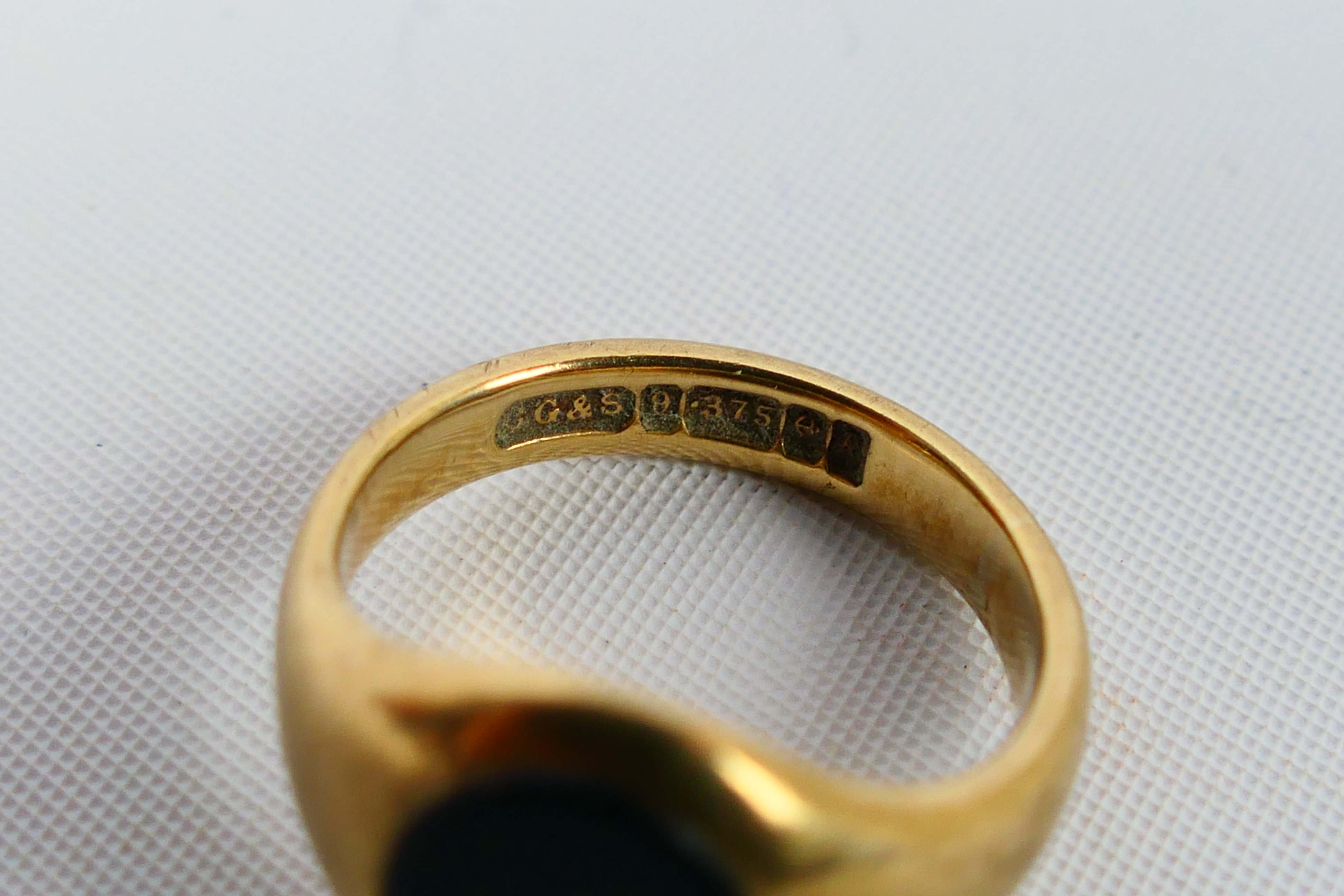 A 9ct yellow gold and onyx signet ring, size K+½, approximately 4.3 grams. - Image 4 of 4