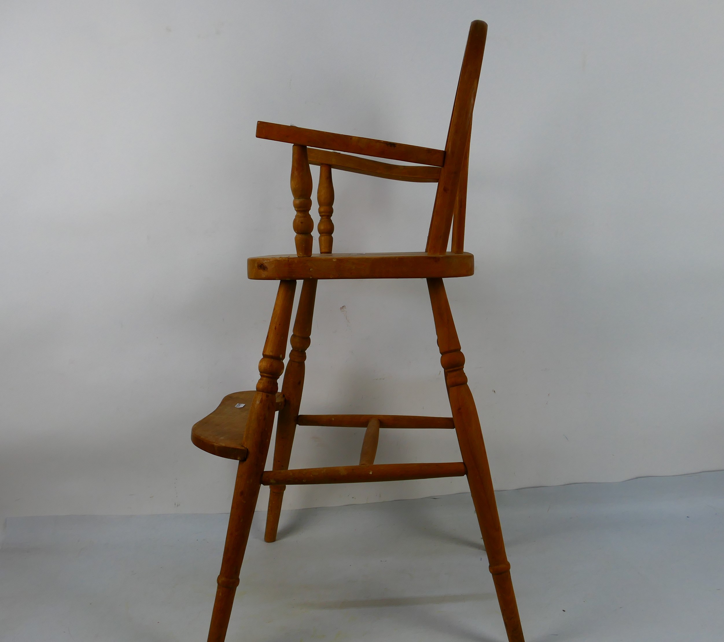 A pine high chair with footrest and pierced splat, 83 cm (h). - Image 3 of 5