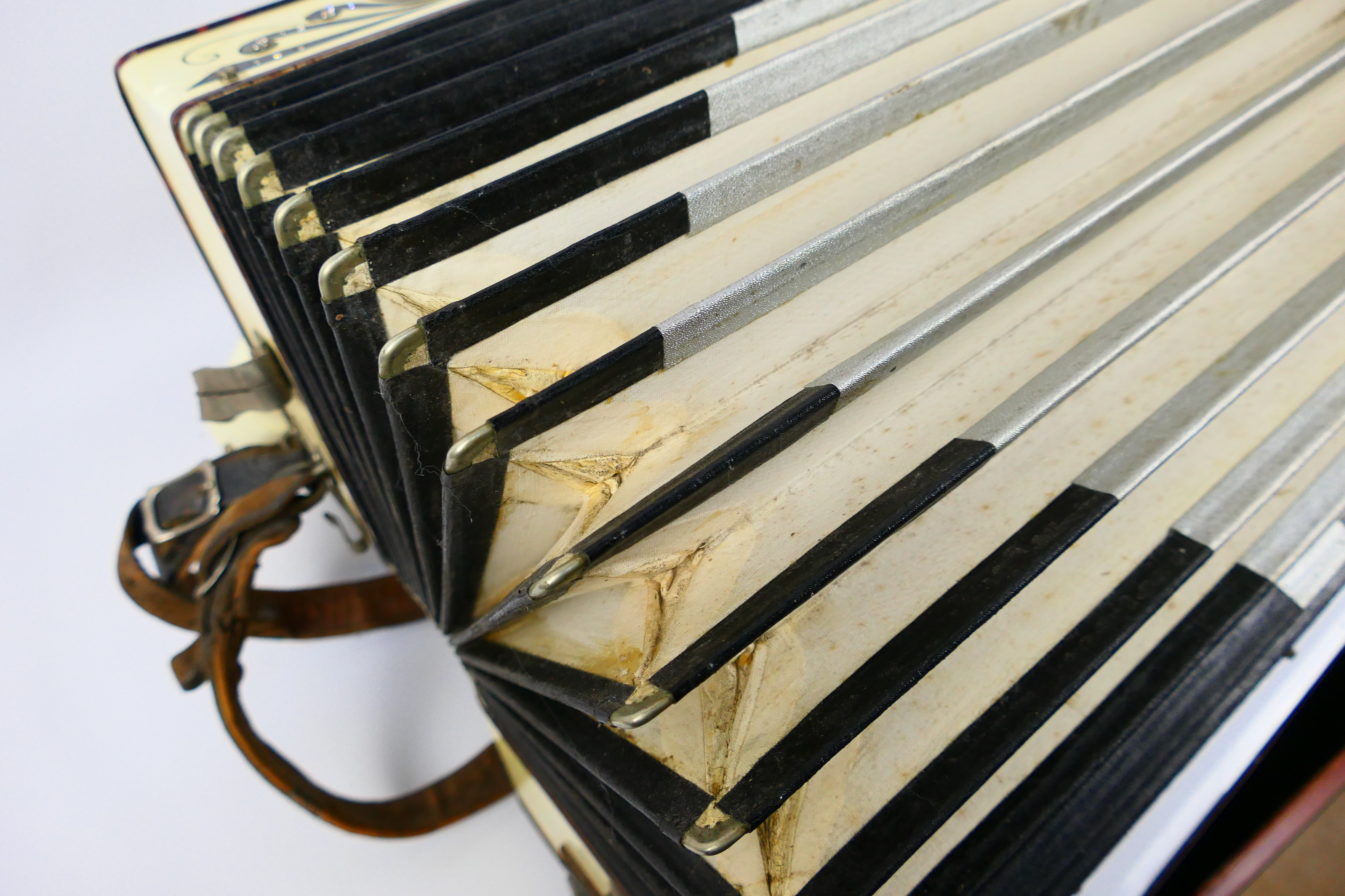 A vintage piano accordion marked Paolo Soprani Castelfidario Italia, 41 key and 120 basses, - Image 5 of 6