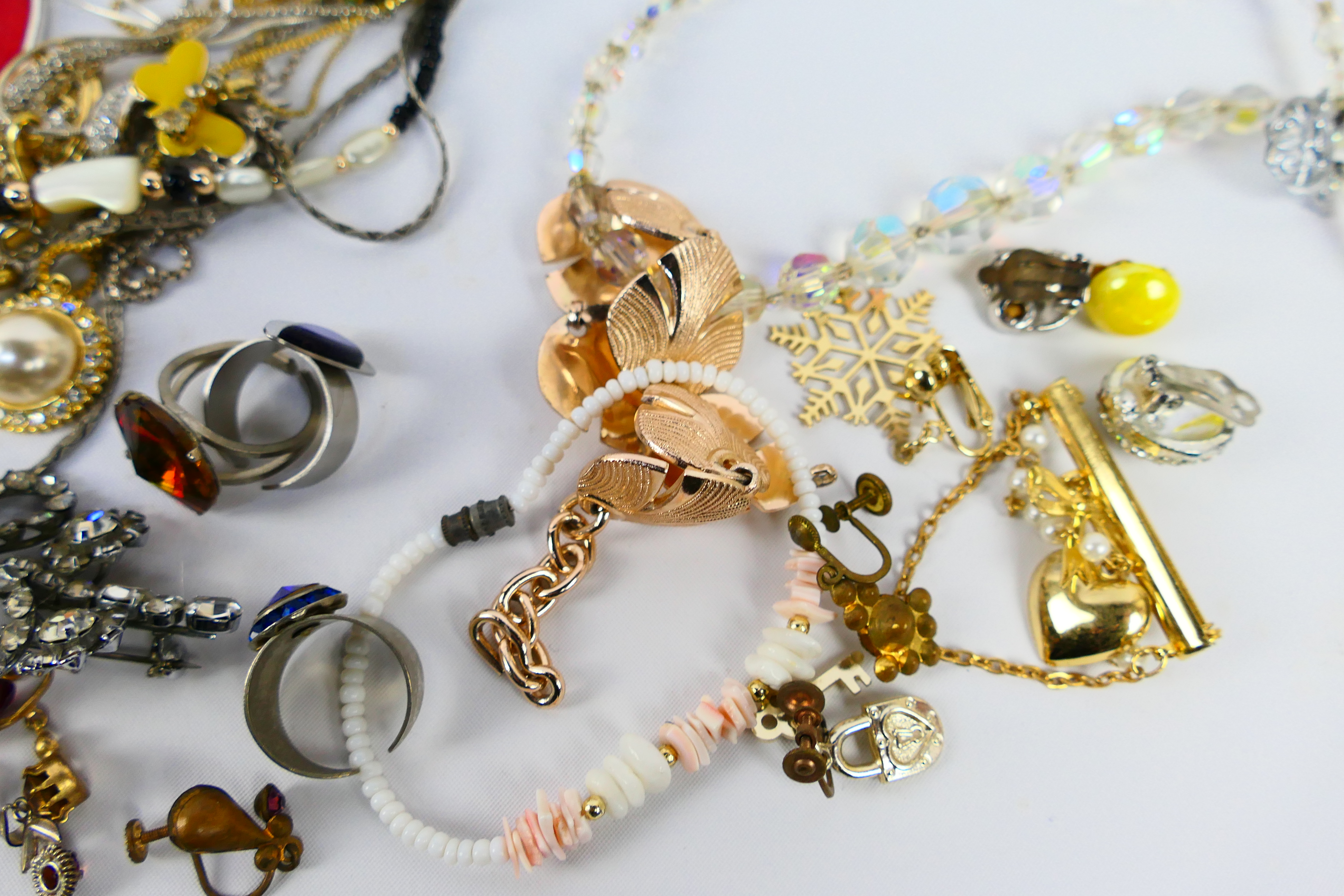 A collection of costume jewellery to include necklaces, brooches, rings, earrings, bracelets, - Image 11 of 14