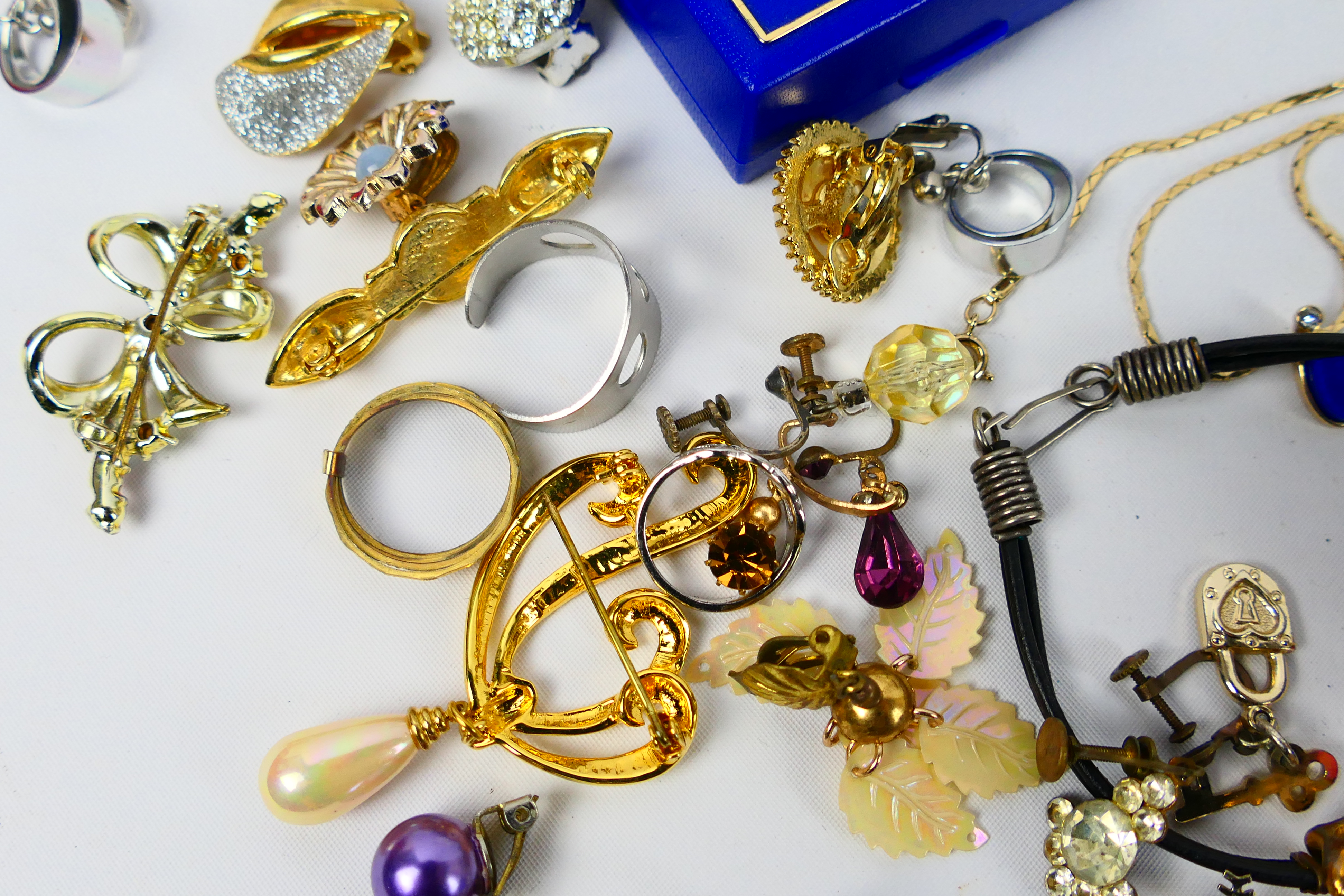 A collection of costume jewellery to include necklaces, brooches, rings, earrings, bracelets, - Image 3 of 14