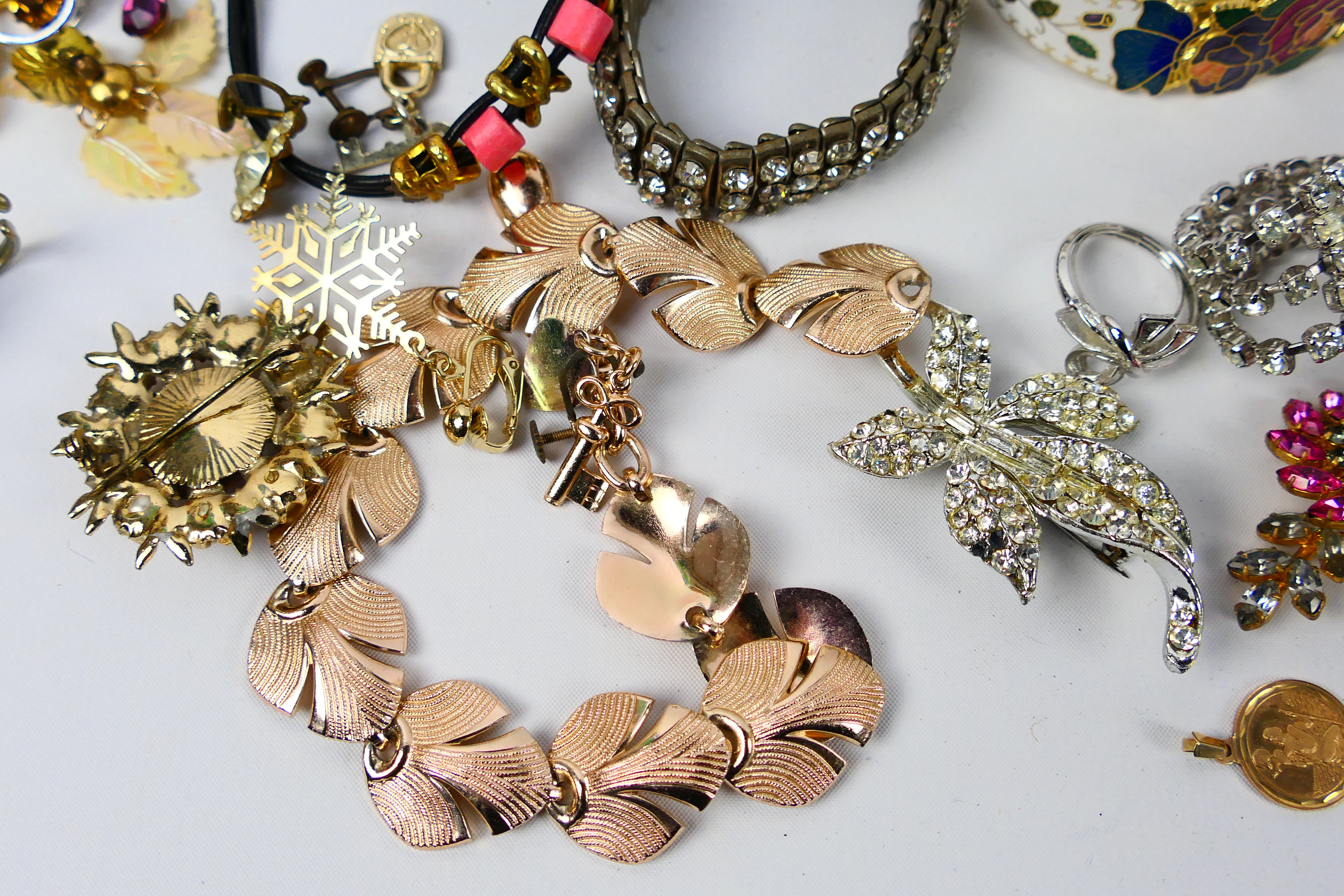 A collection of costume jewellery to include necklaces, brooches, rings, earrings, bracelets, - Image 4 of 14