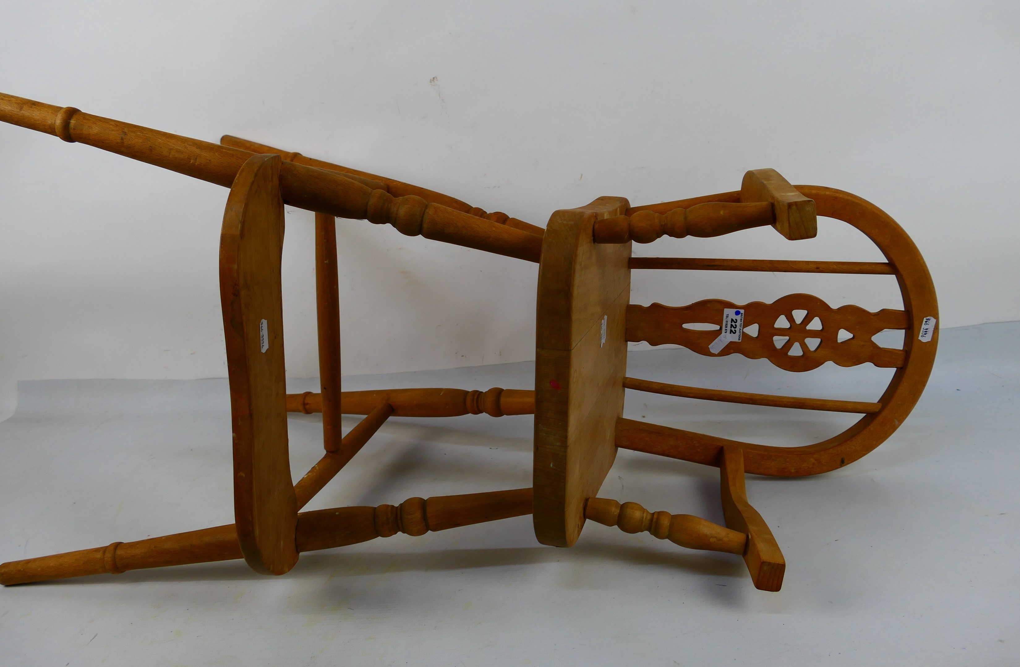 A pine high chair with footrest and pierced splat, 83 cm (h). - Image 5 of 5