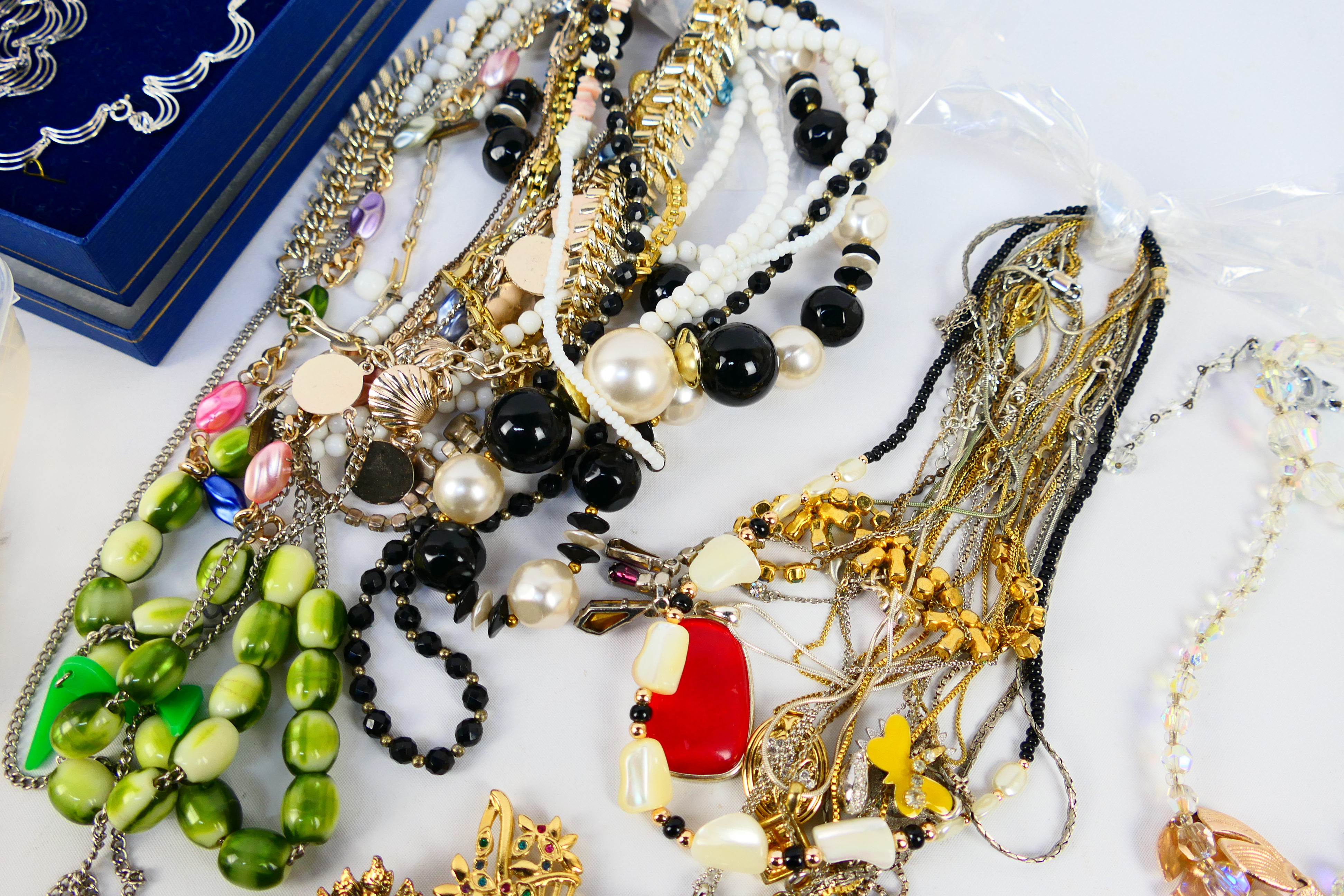 A collection of costume jewellery to include necklaces, brooches, rings, earrings, bracelets, - Image 10 of 14