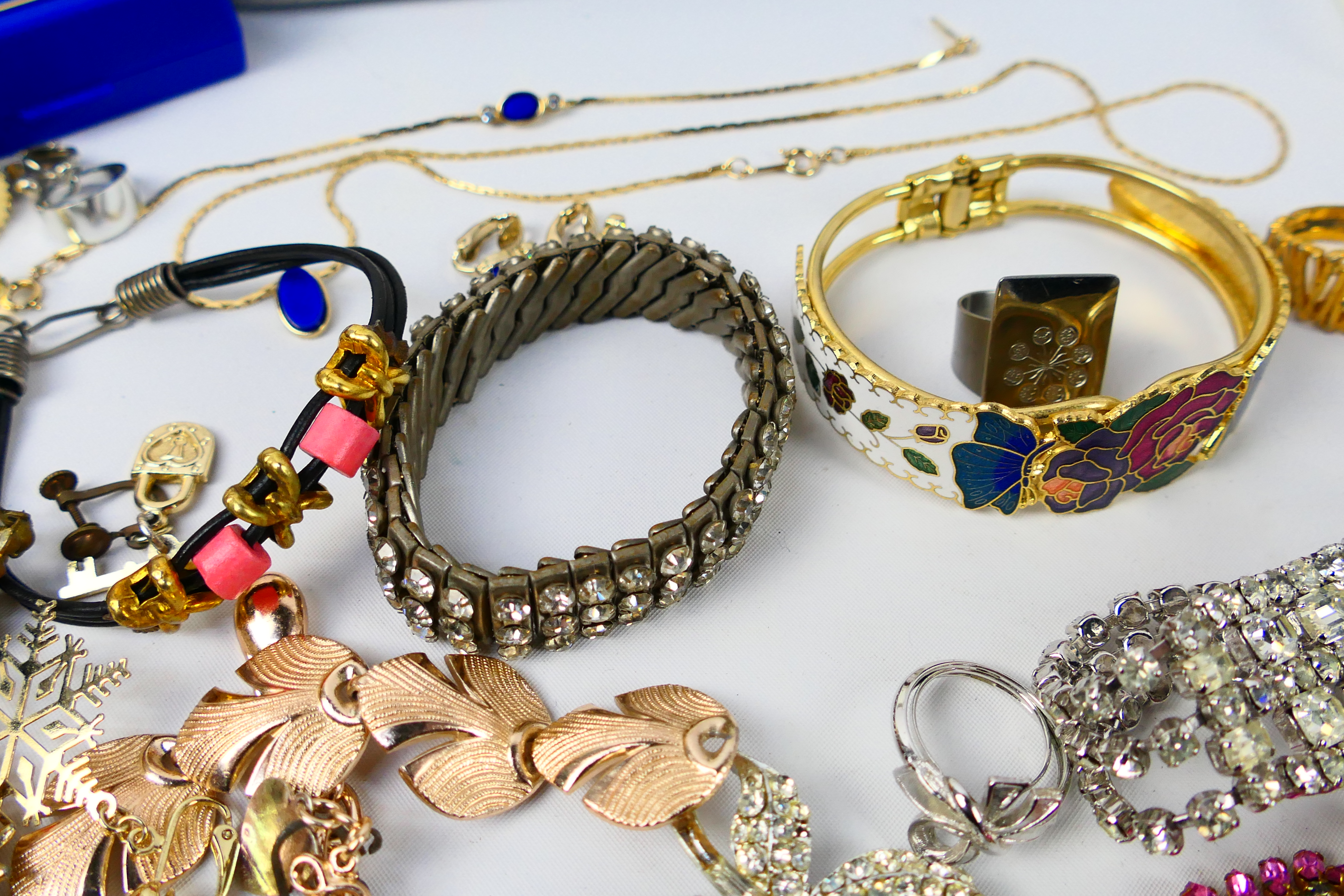 A collection of costume jewellery to include necklaces, brooches, rings, earrings, bracelets, - Image 5 of 14