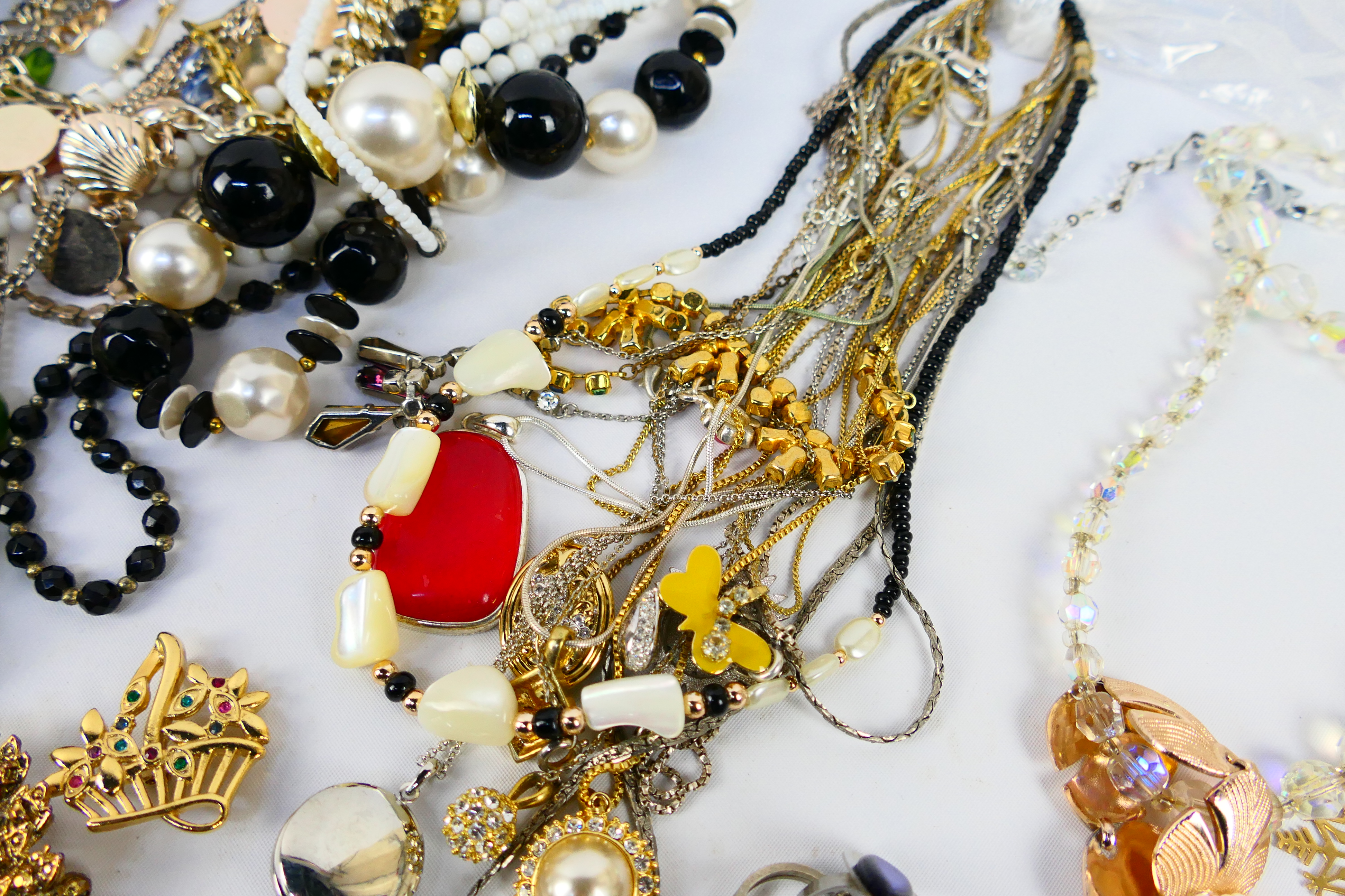 A collection of costume jewellery to include necklaces, brooches, rings, earrings, bracelets, - Image 12 of 14