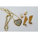 A yellow metal and mother of pearl heart shaped pendant on 9ct yellow gold box link chain (40 cm