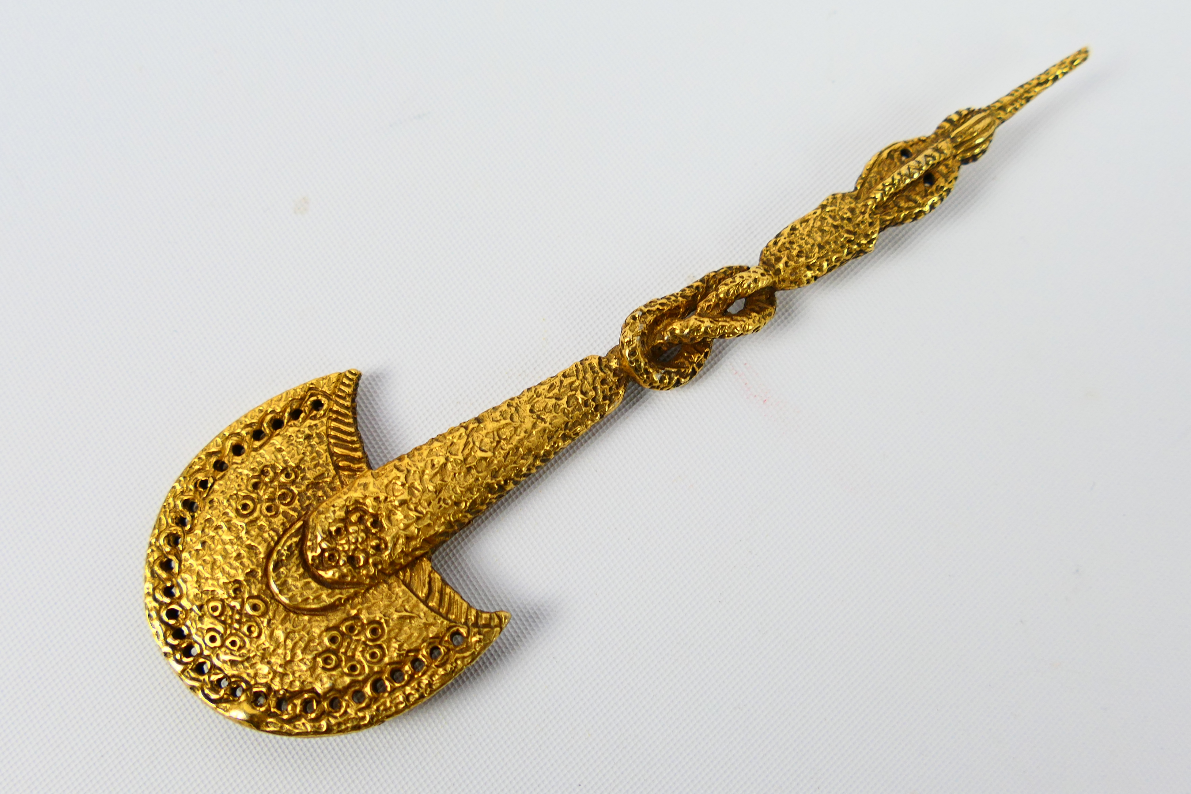 A yellow metal pendant in the form of a Polynesian war club, 9.5 cm (l). - Image 2 of 6