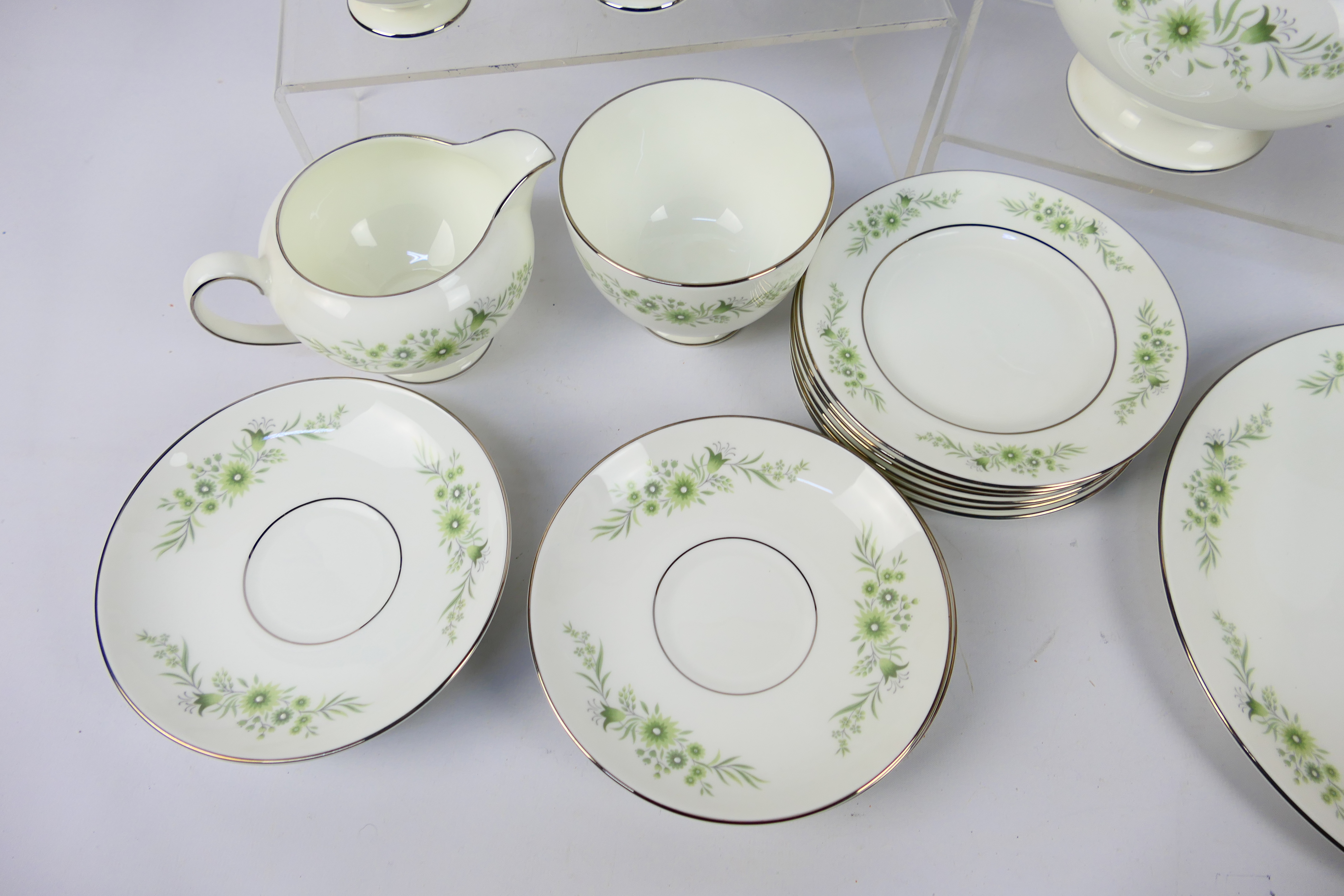 Wedgwood - A Wedgwood ceramic tea service set - Set has floral patterns. - Image 2 of 4