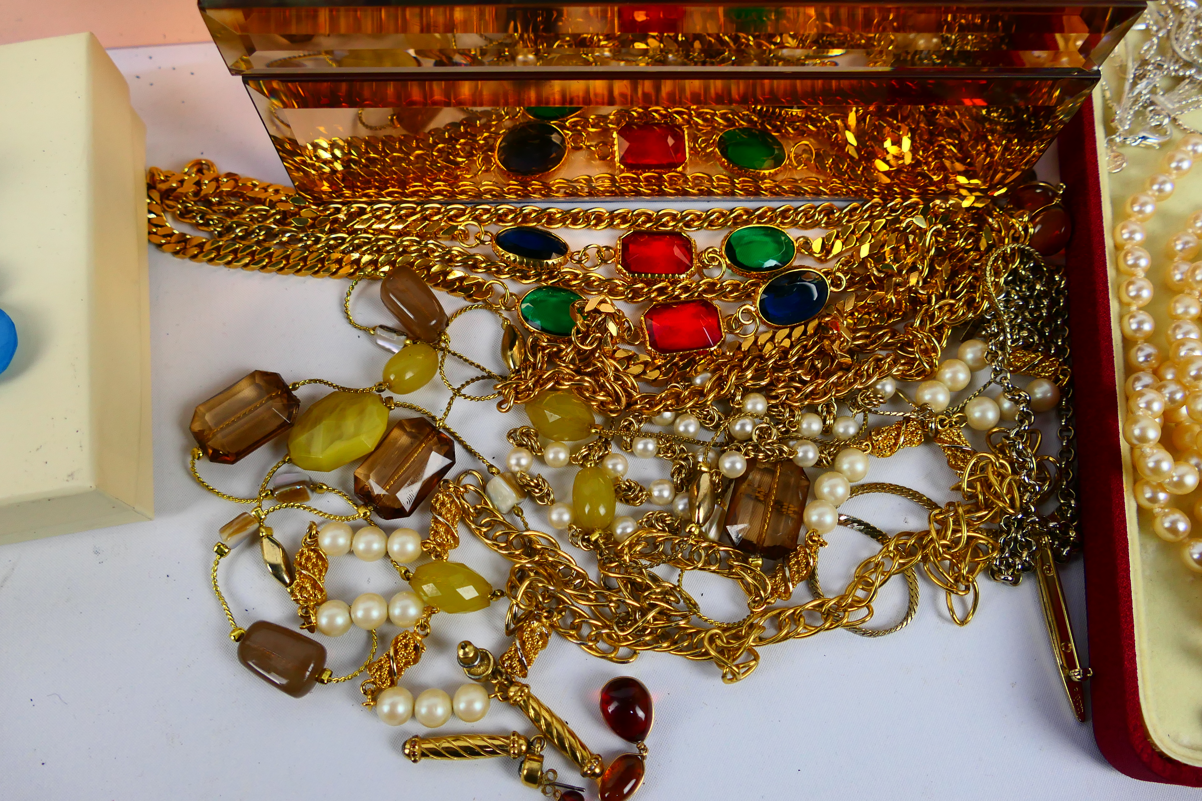 A collection of costume jewellery, predominantly boxed. - Image 9 of 10