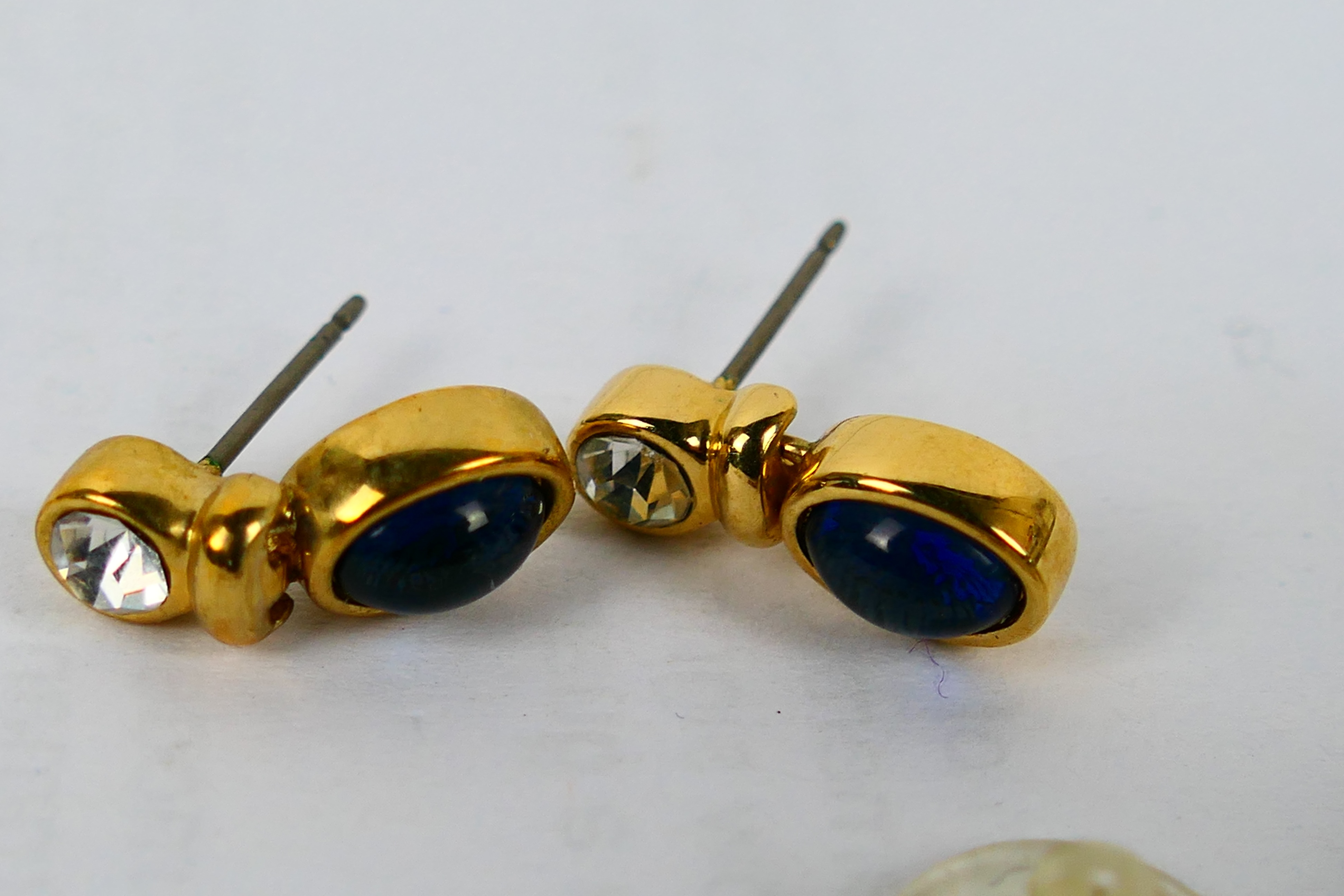 A pair of yellow metal ear studs of knotted form, stamped 375 (1. - Image 4 of 4