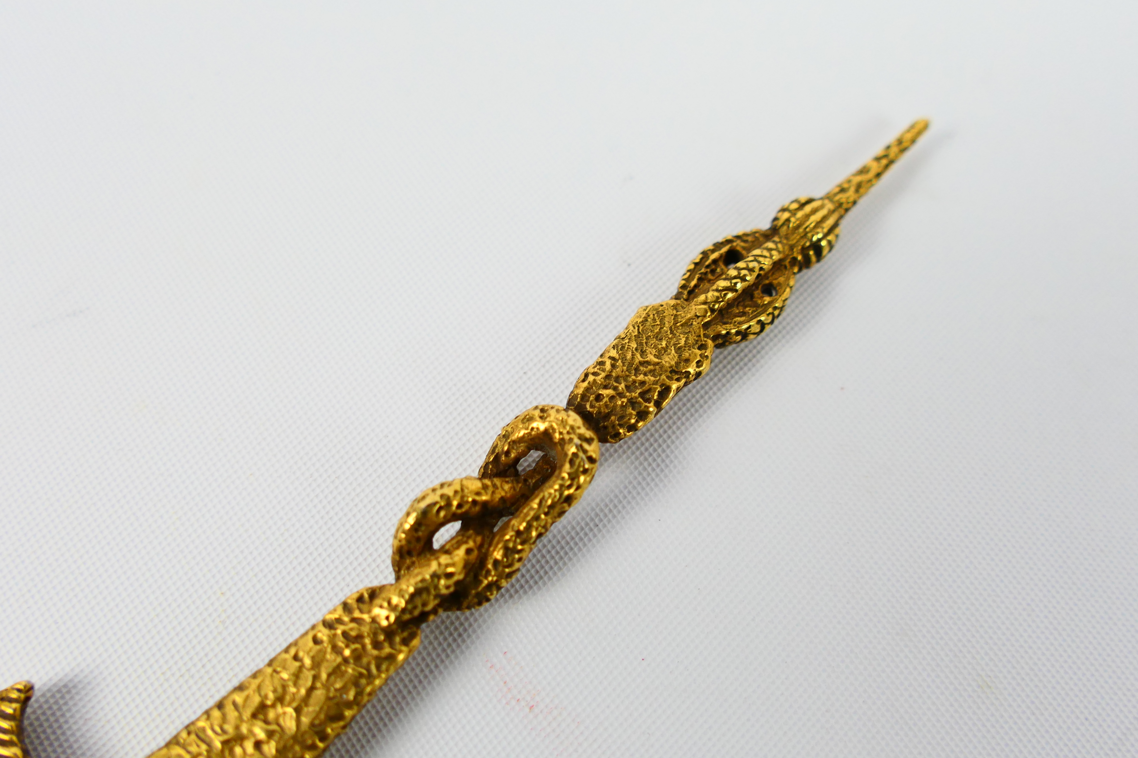 A yellow metal pendant in the form of a Polynesian war club, 9.5 cm (l). - Image 5 of 6