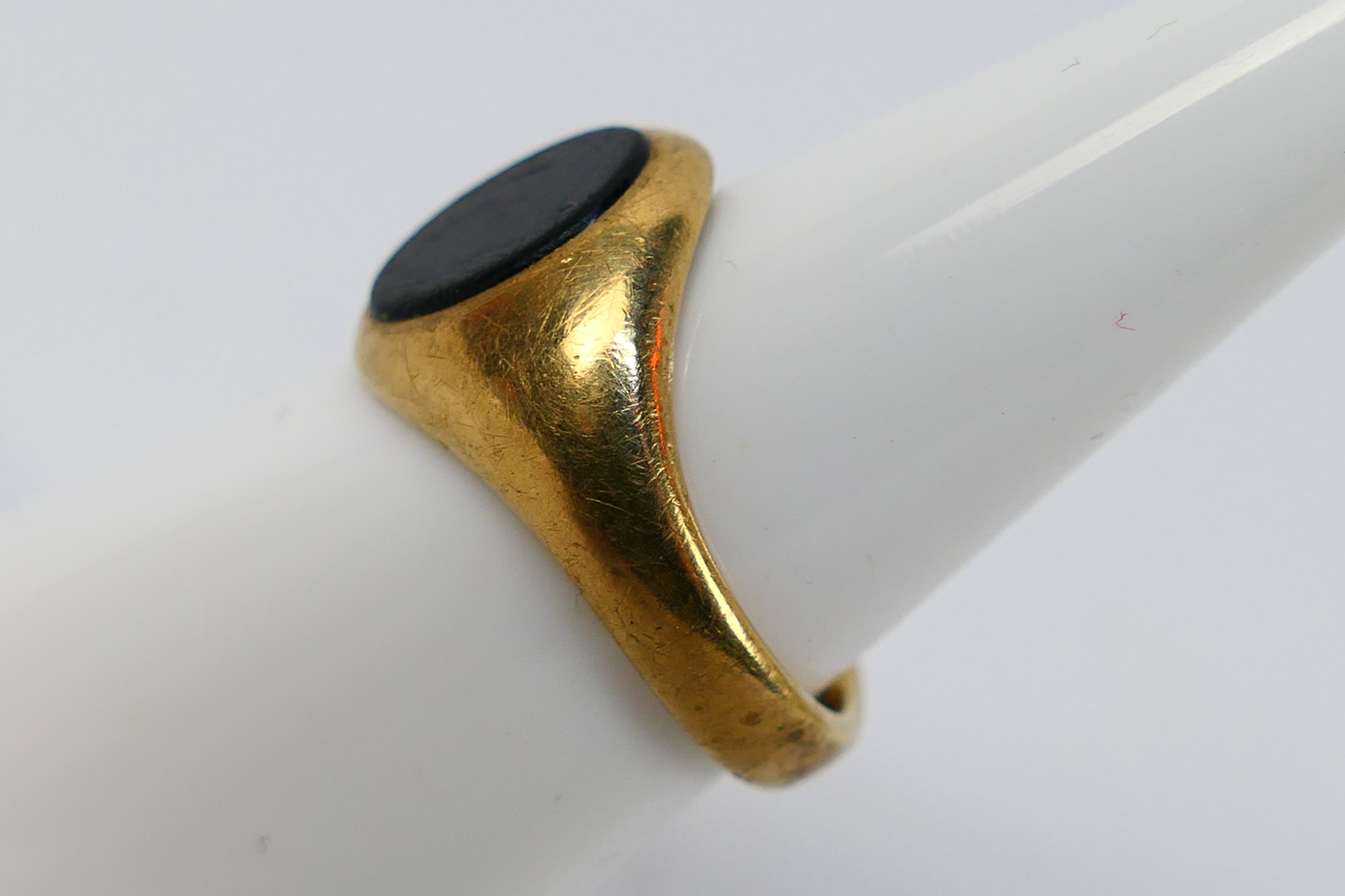 A 9ct yellow gold and onyx signet ring, size K+½, approximately 4.3 grams. - Image 2 of 4
