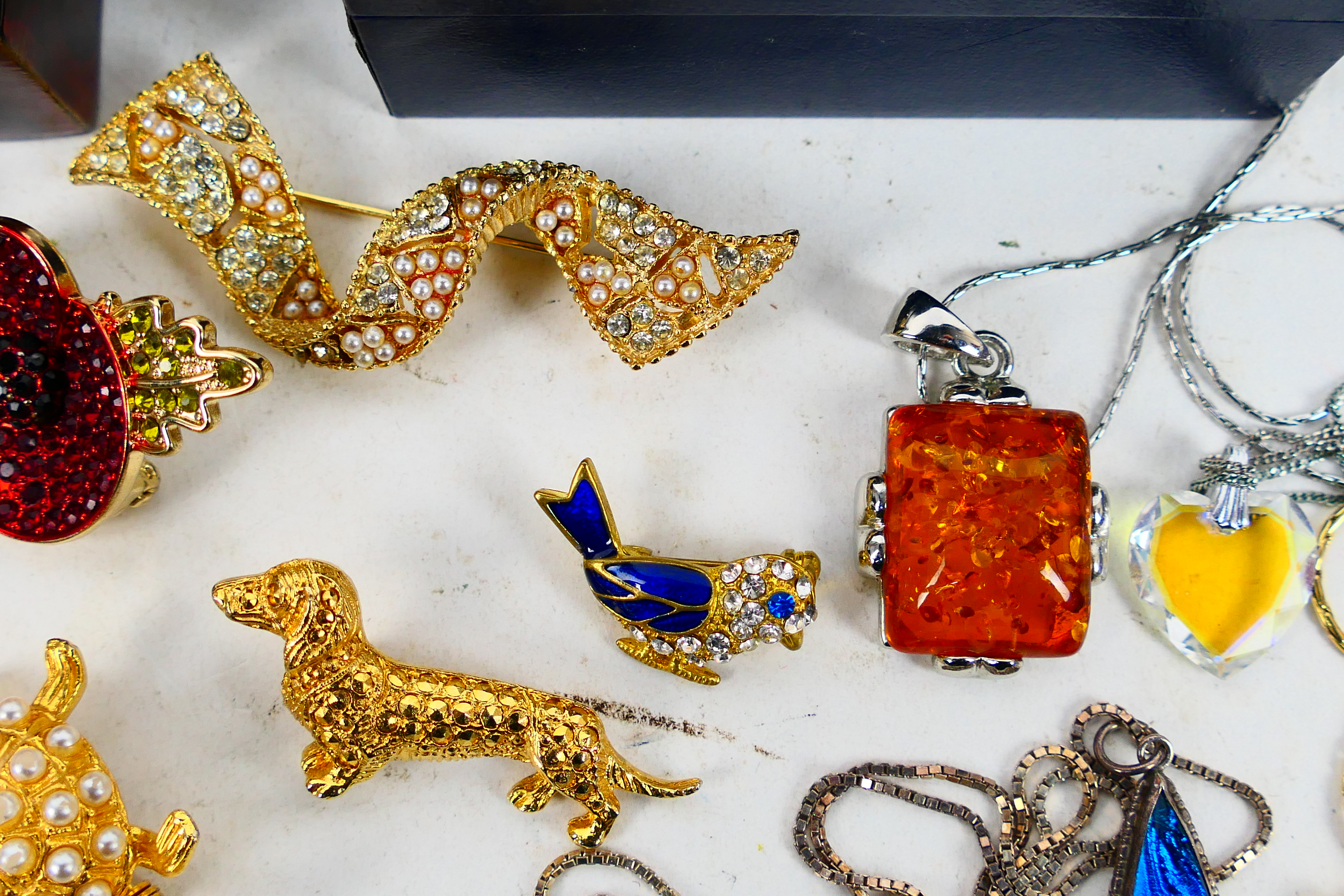 Costume jewellery to include necklaces and brooches. - Image 4 of 7