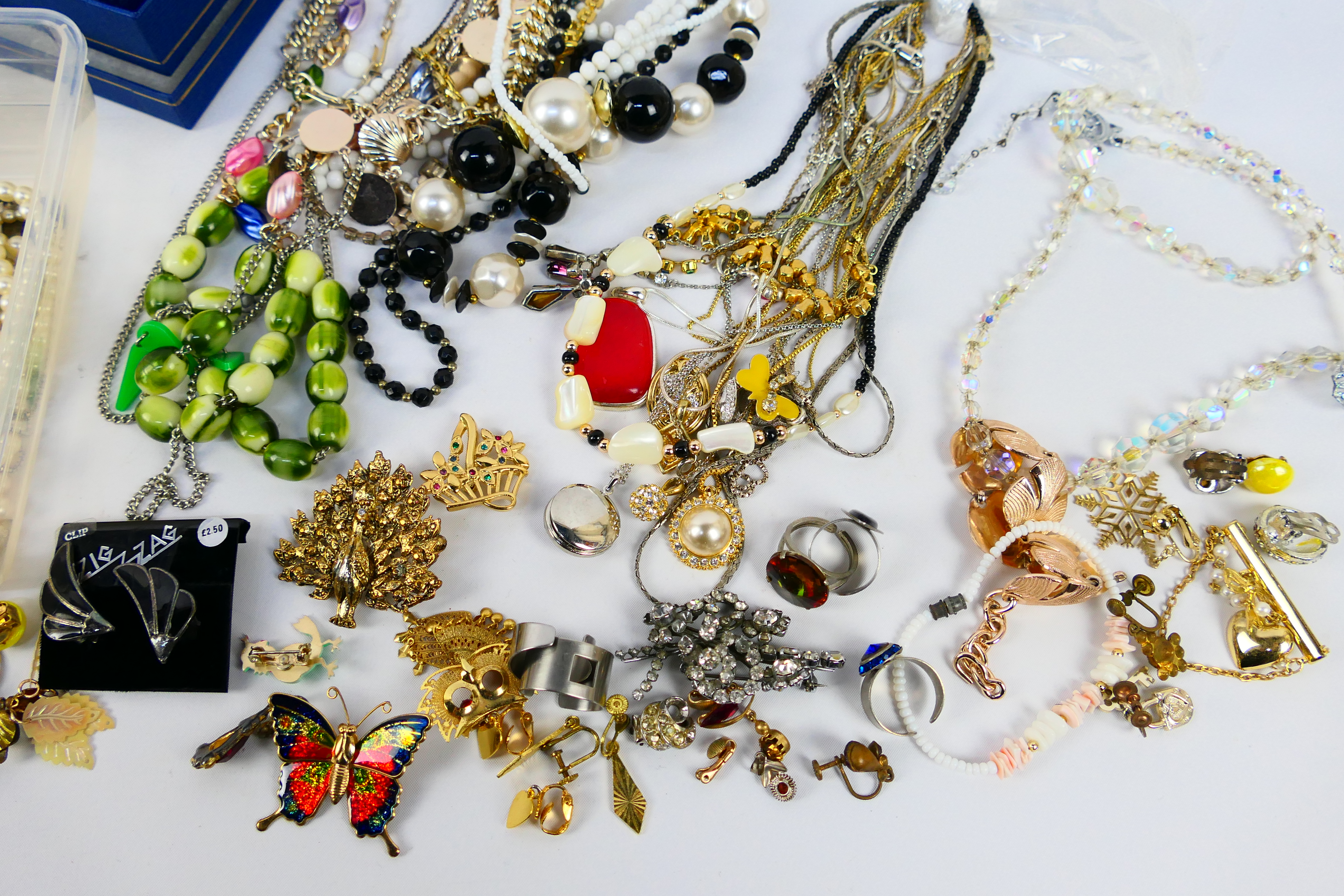 A collection of costume jewellery to include necklaces, brooches, rings, earrings, bracelets, - Image 9 of 14