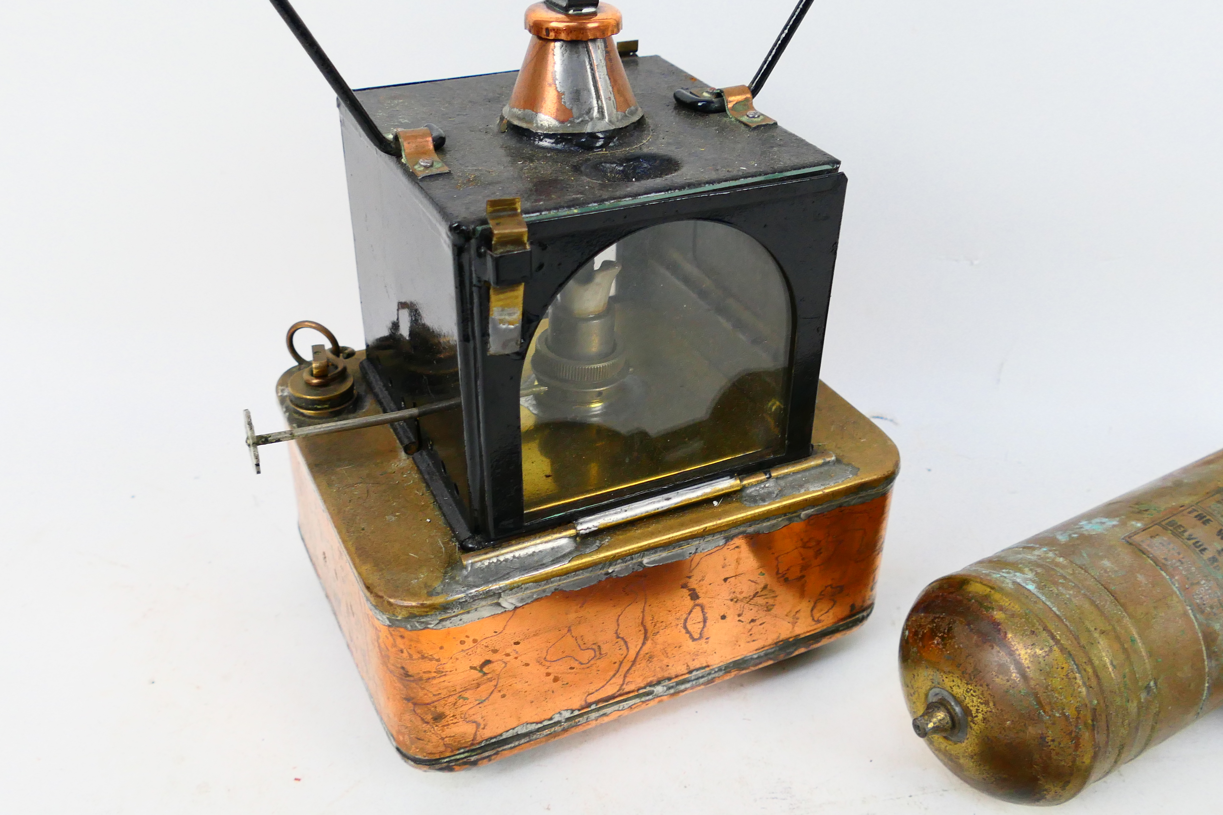 A BR(M) signal lamp interior with square section copper reservoir, fire extinguisher and other. - Image 7 of 7
