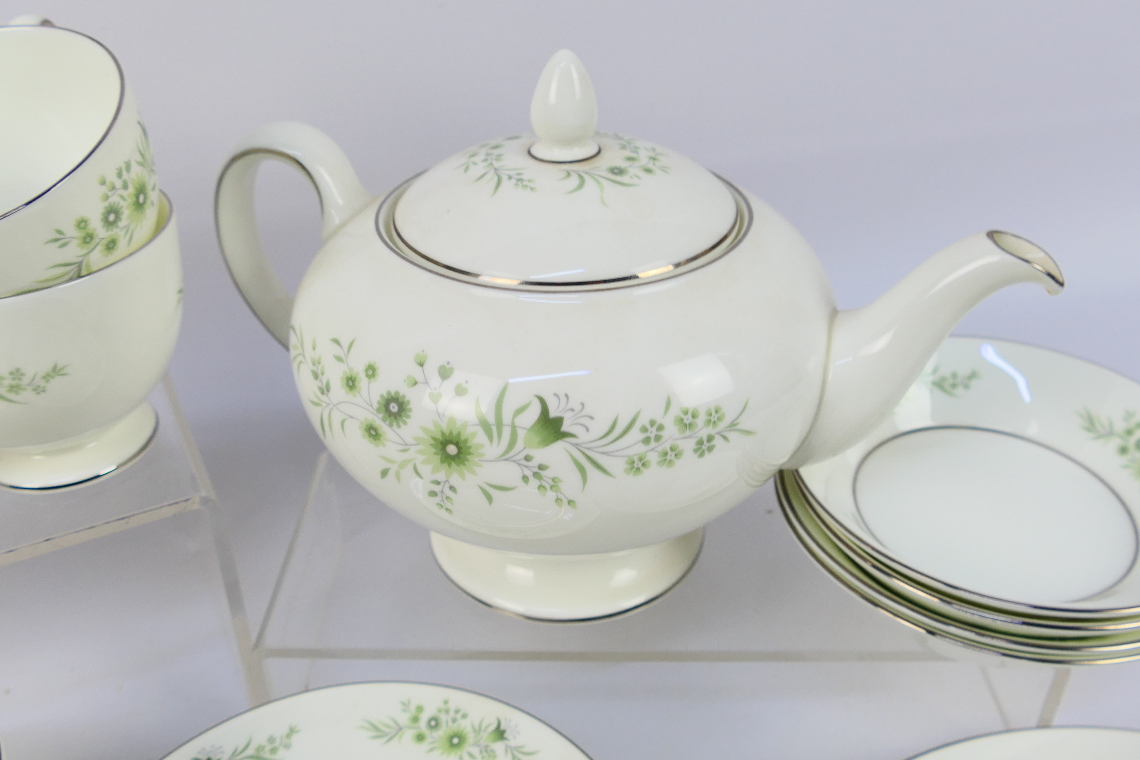 Wedgwood - A Wedgwood ceramic tea service set - Set has floral patterns. - Image 3 of 4