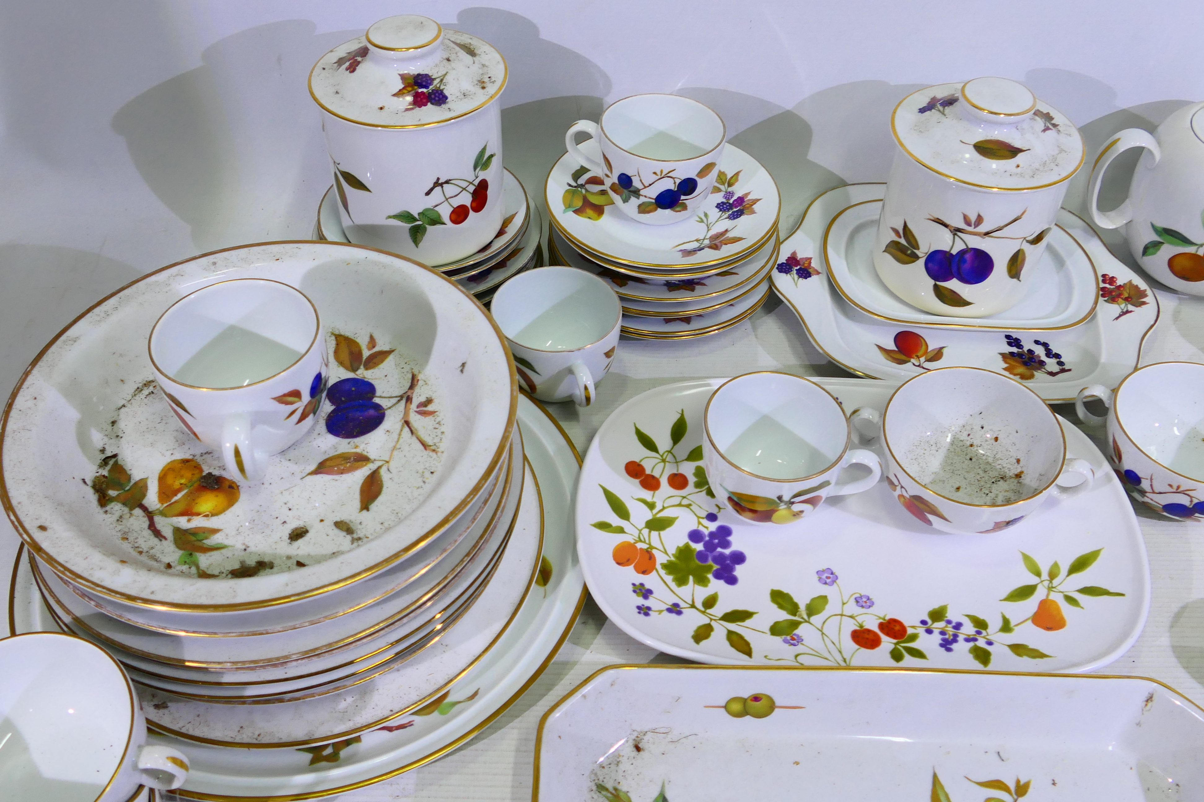 Royal Worcester - A quantity of table wares in the Evesham pattern, approximately 53 pieces. - Image 2 of 7