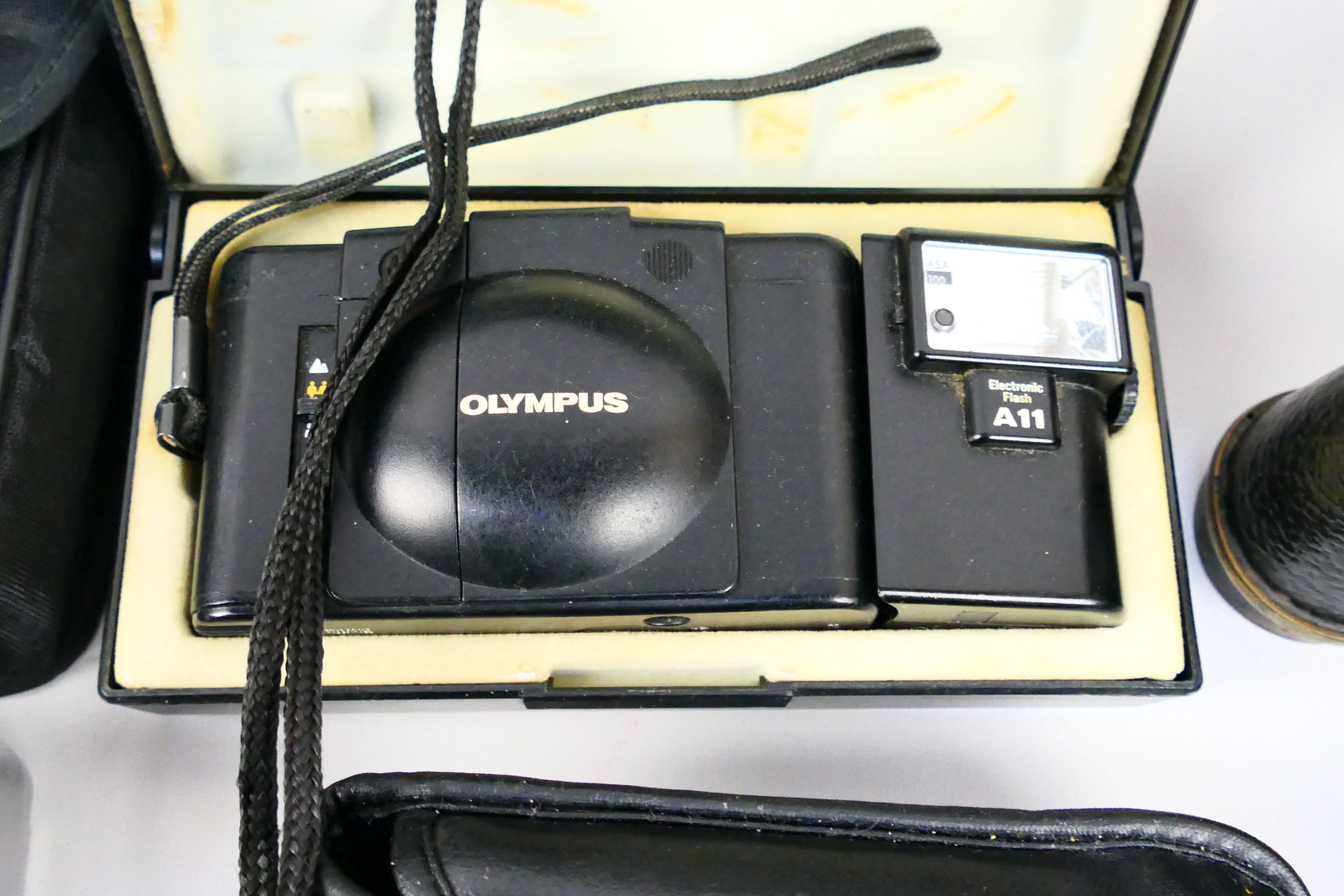 Photography - A small collection of cameras to include an Olympus XA2 with an A11 Flash contained - Image 4 of 7