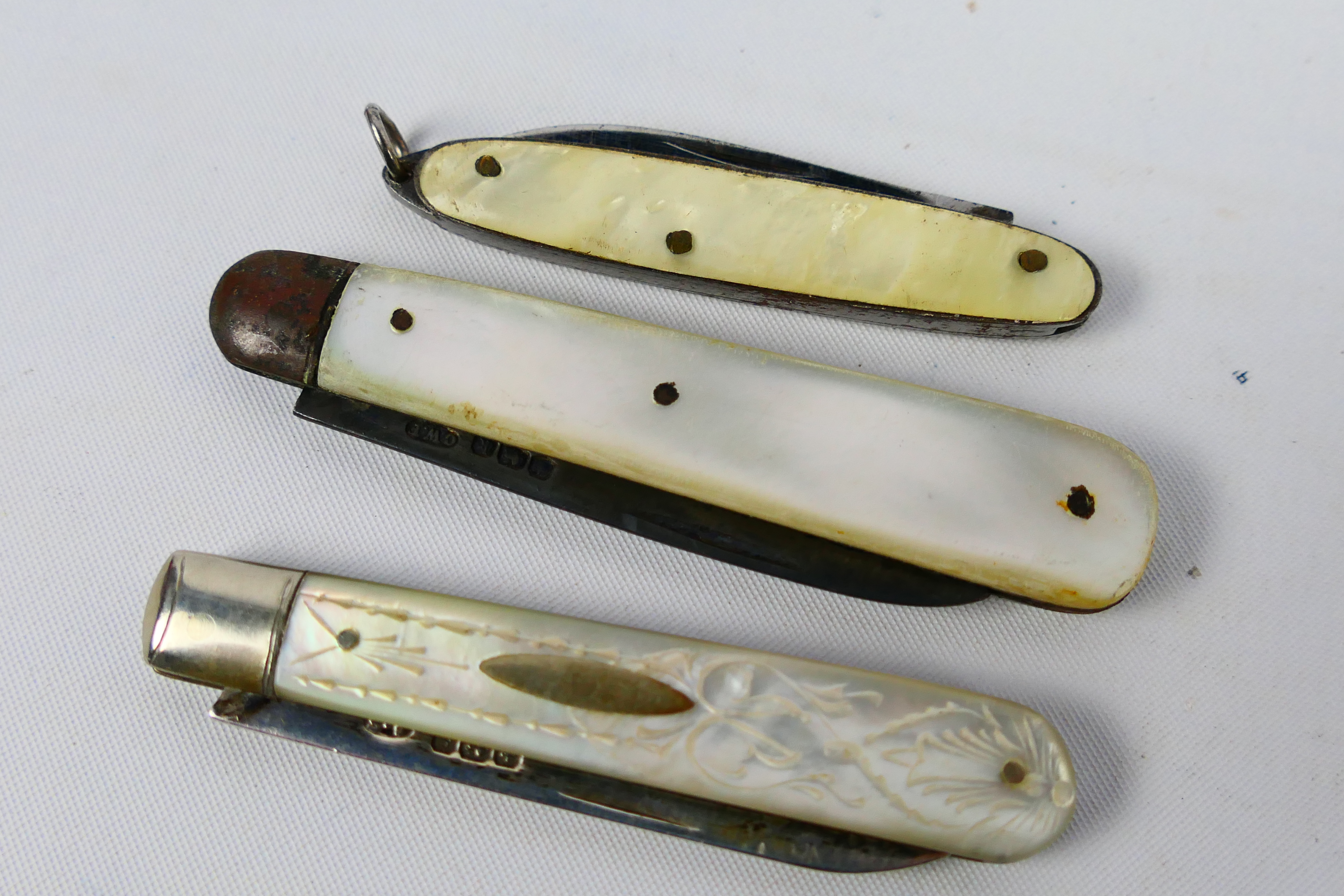 Two silver and mother of pearl folding knives, largest 11.5 cm (l) when opened and one similar. - Image 6 of 7