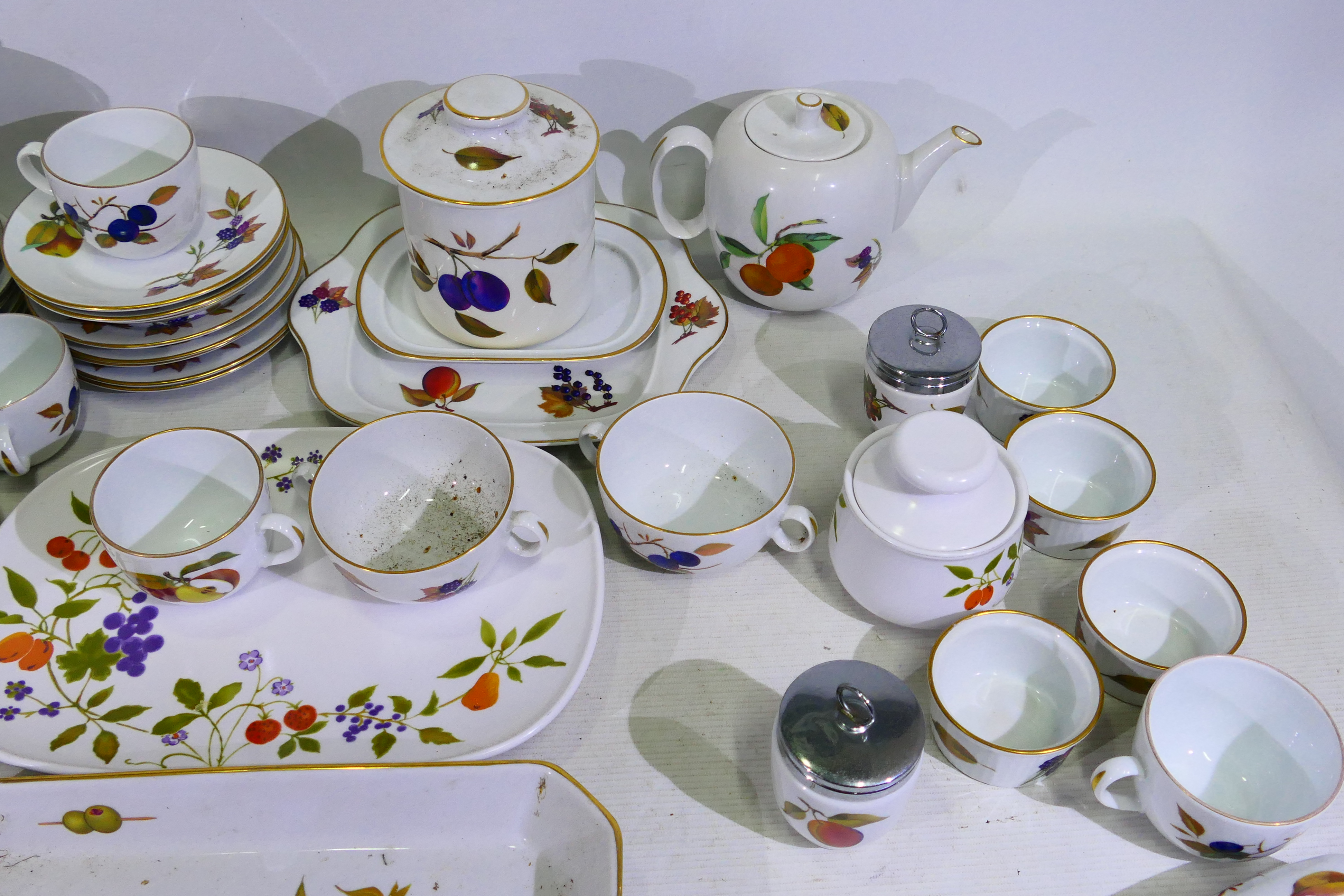 Royal Worcester - A quantity of table wares in the Evesham pattern, approximately 53 pieces. - Image 4 of 7