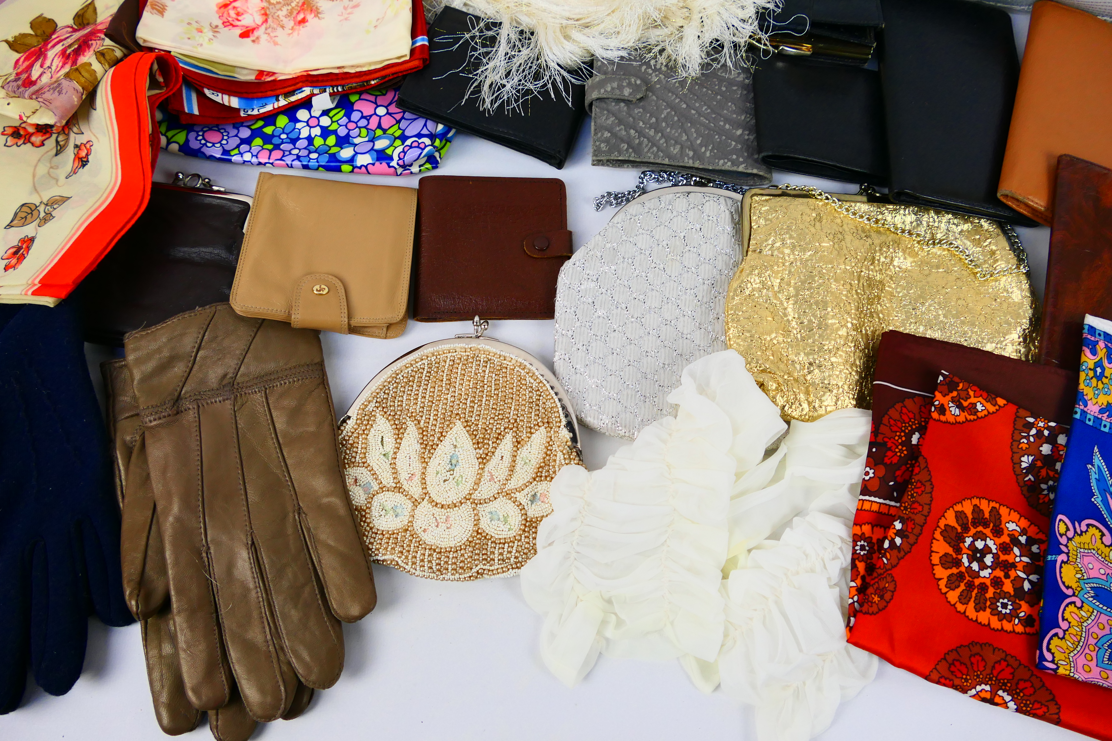 Lot to include vintage wallets, evening bags, head scarves, gloves and similar. - Image 4 of 7