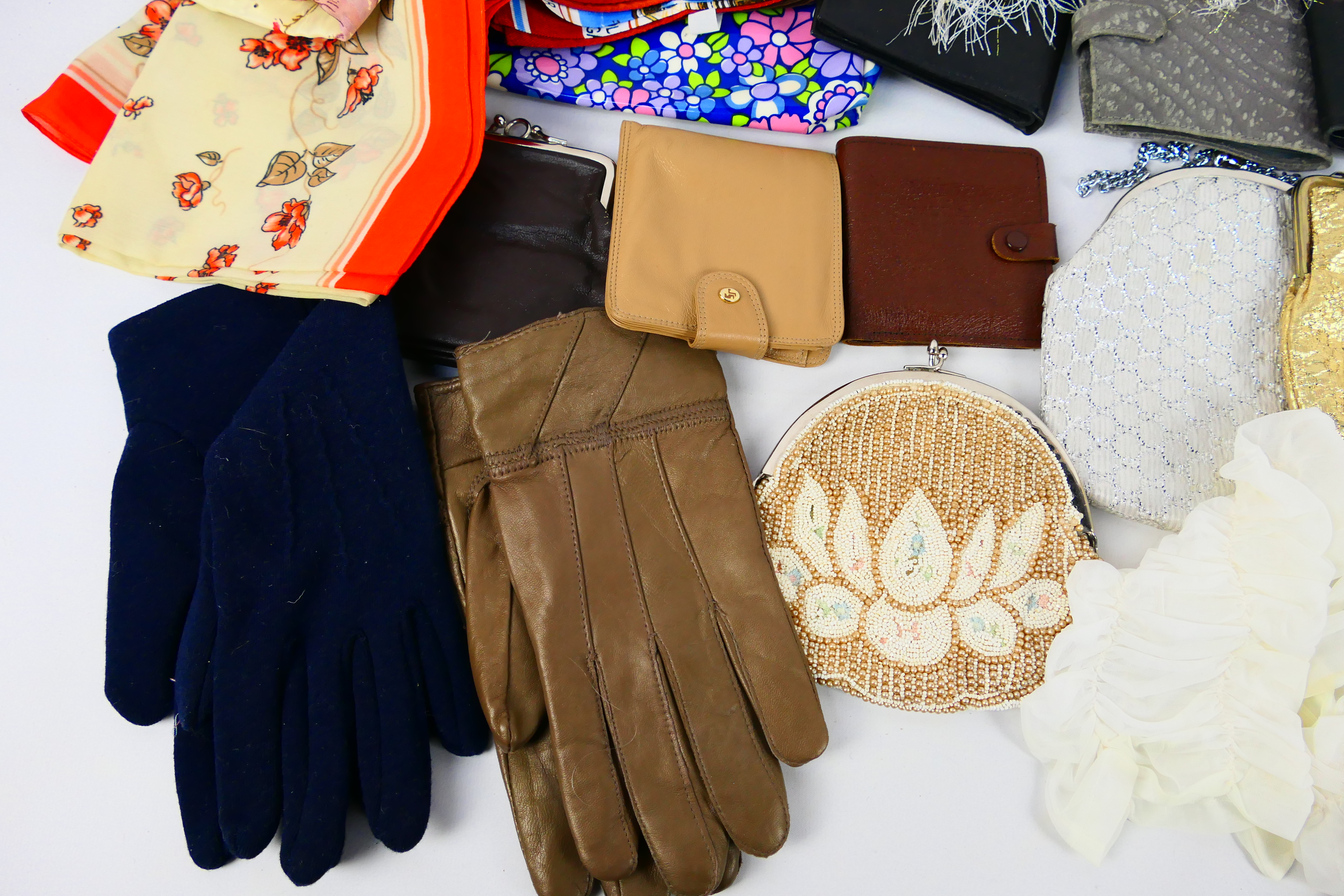 Lot to include vintage wallets, evening bags, head scarves, gloves and similar. - Image 5 of 7