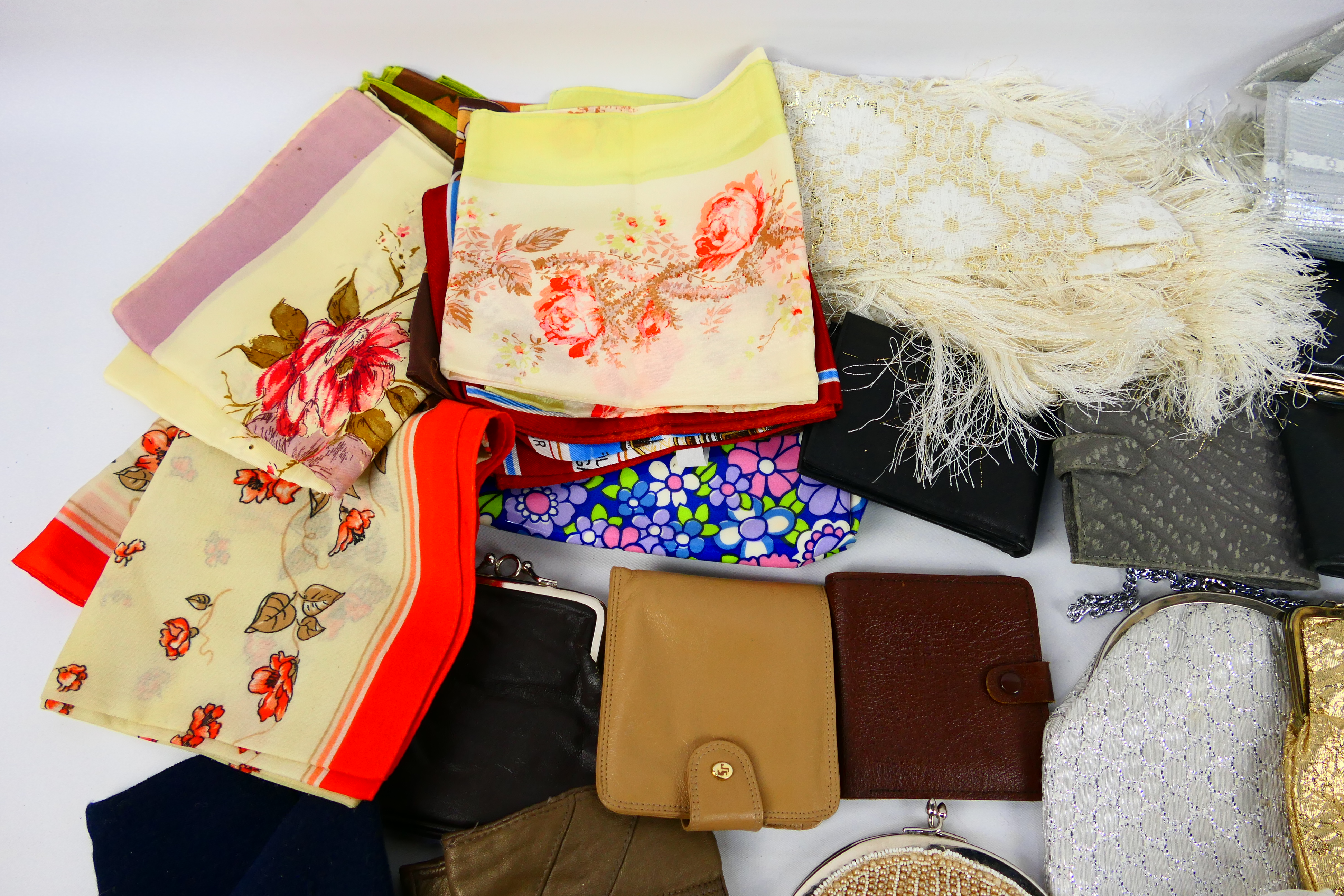 Lot to include vintage wallets, evening bags, head scarves, gloves and similar. - Image 6 of 7