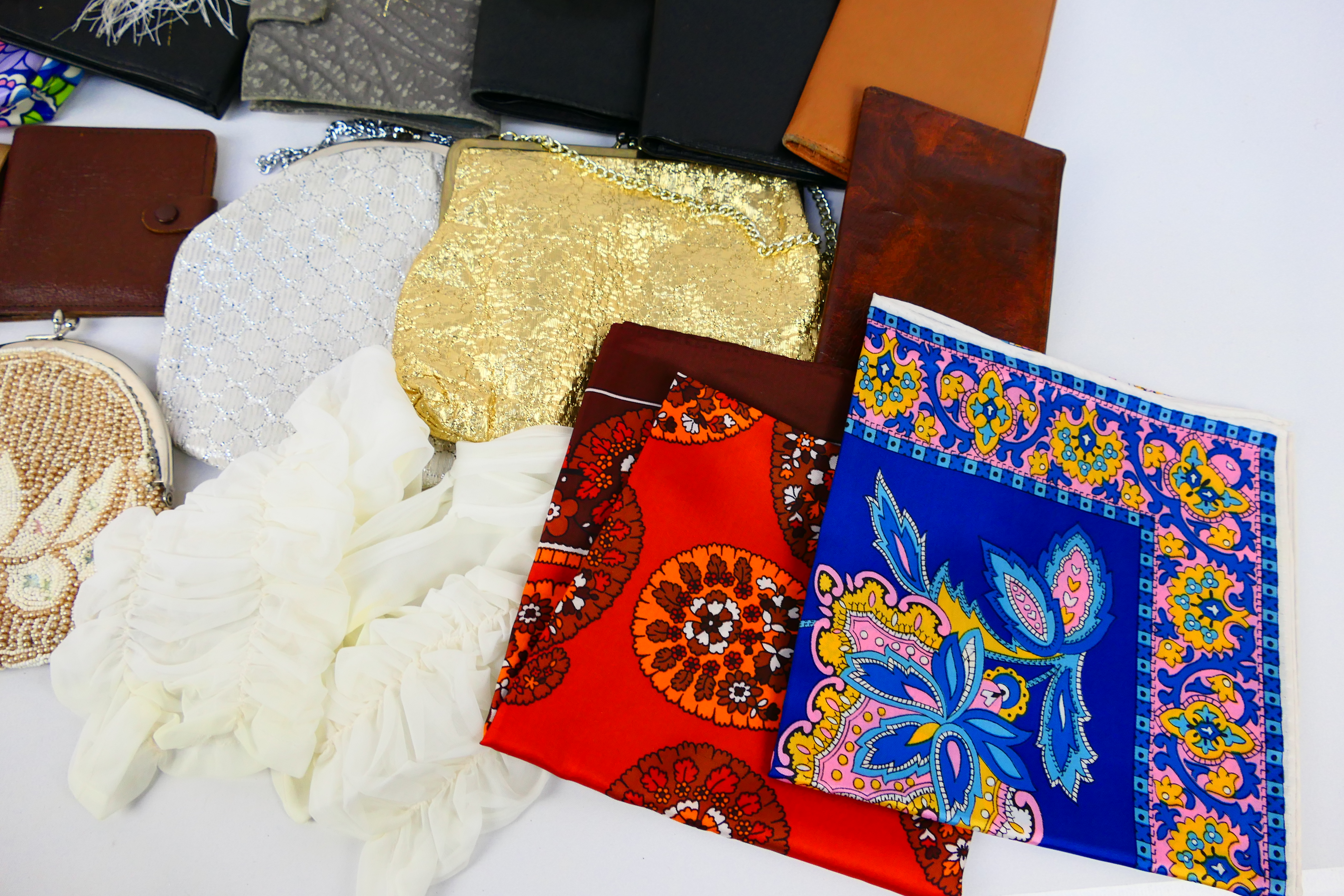 Lot to include vintage wallets, evening bags, head scarves, gloves and similar. - Image 2 of 7