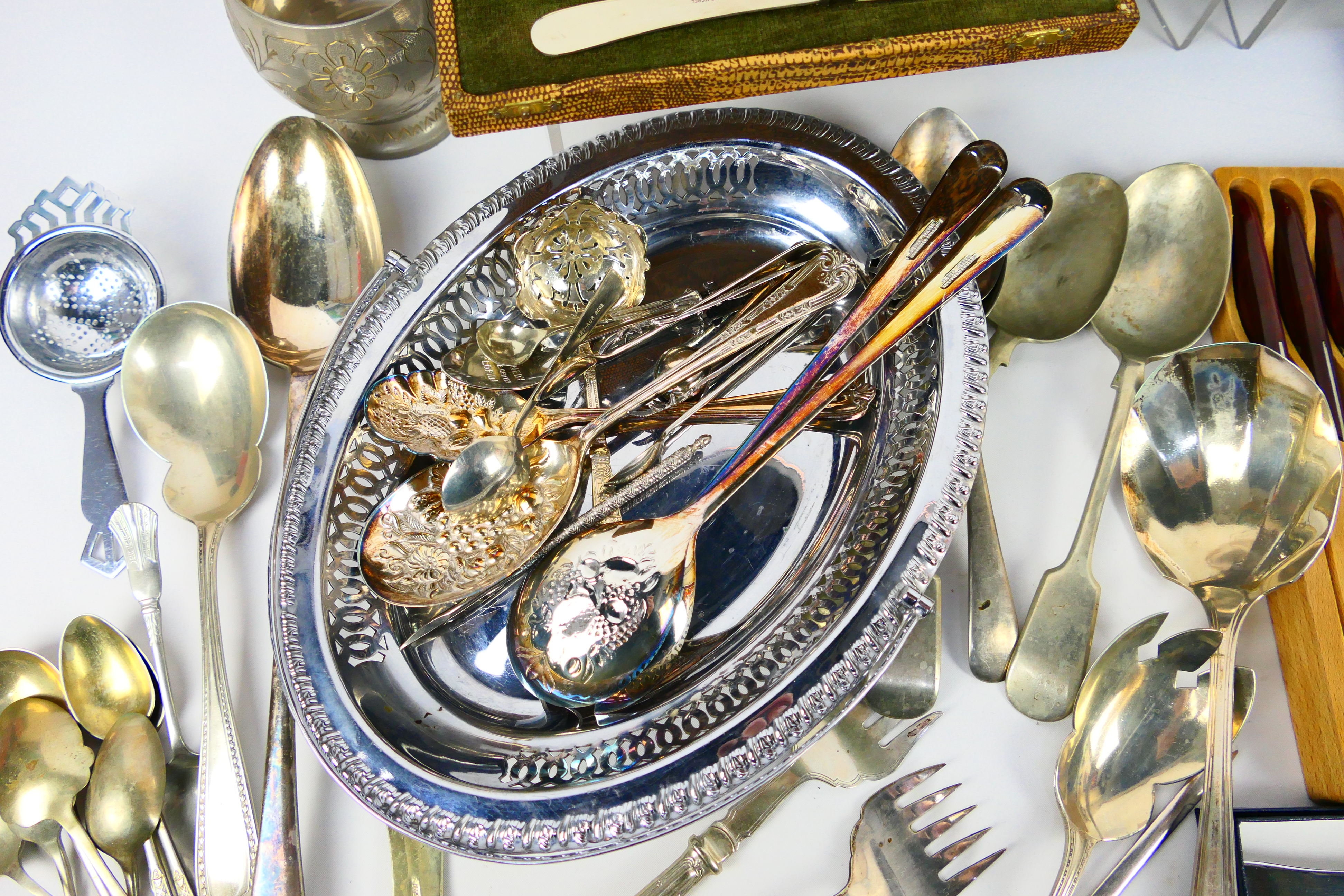 A collection of various plated flatware, part cased, - Image 2 of 8