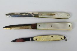 Two silver and mother of pearl folding knives, largest 11.5 cm (l) when opened and one similar.