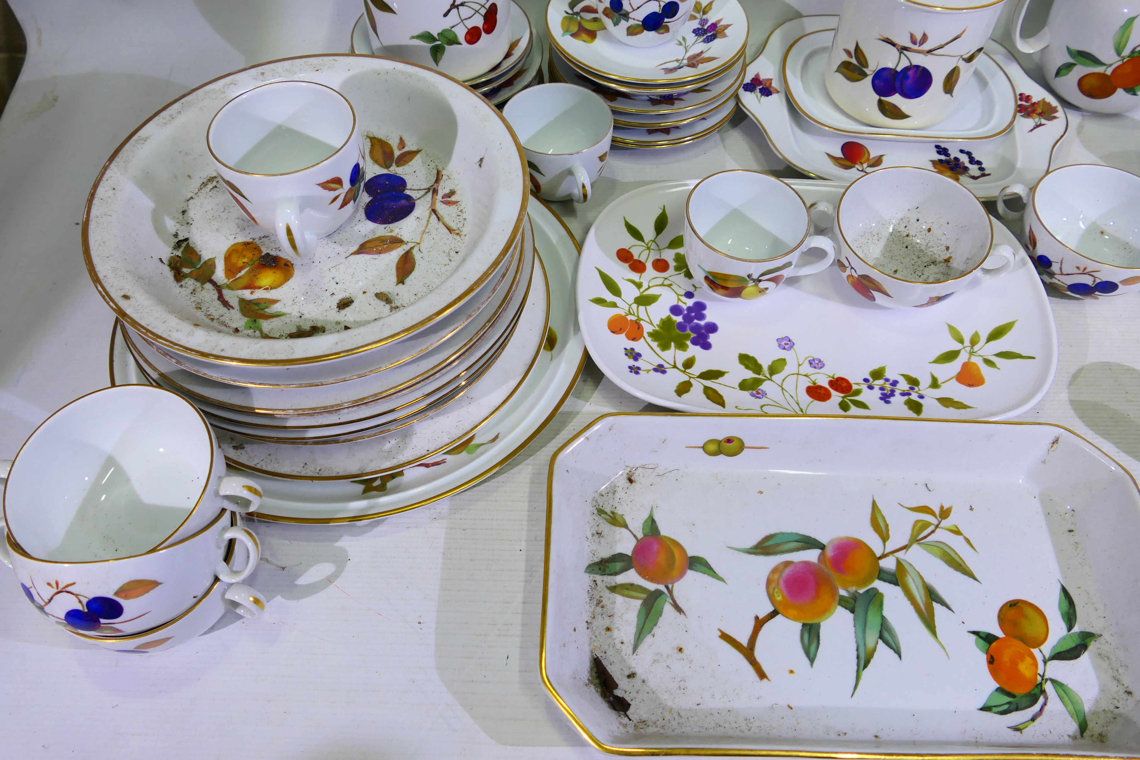 Royal Worcester - A quantity of table wares in the Evesham pattern, approximately 53 pieces. - Image 5 of 7