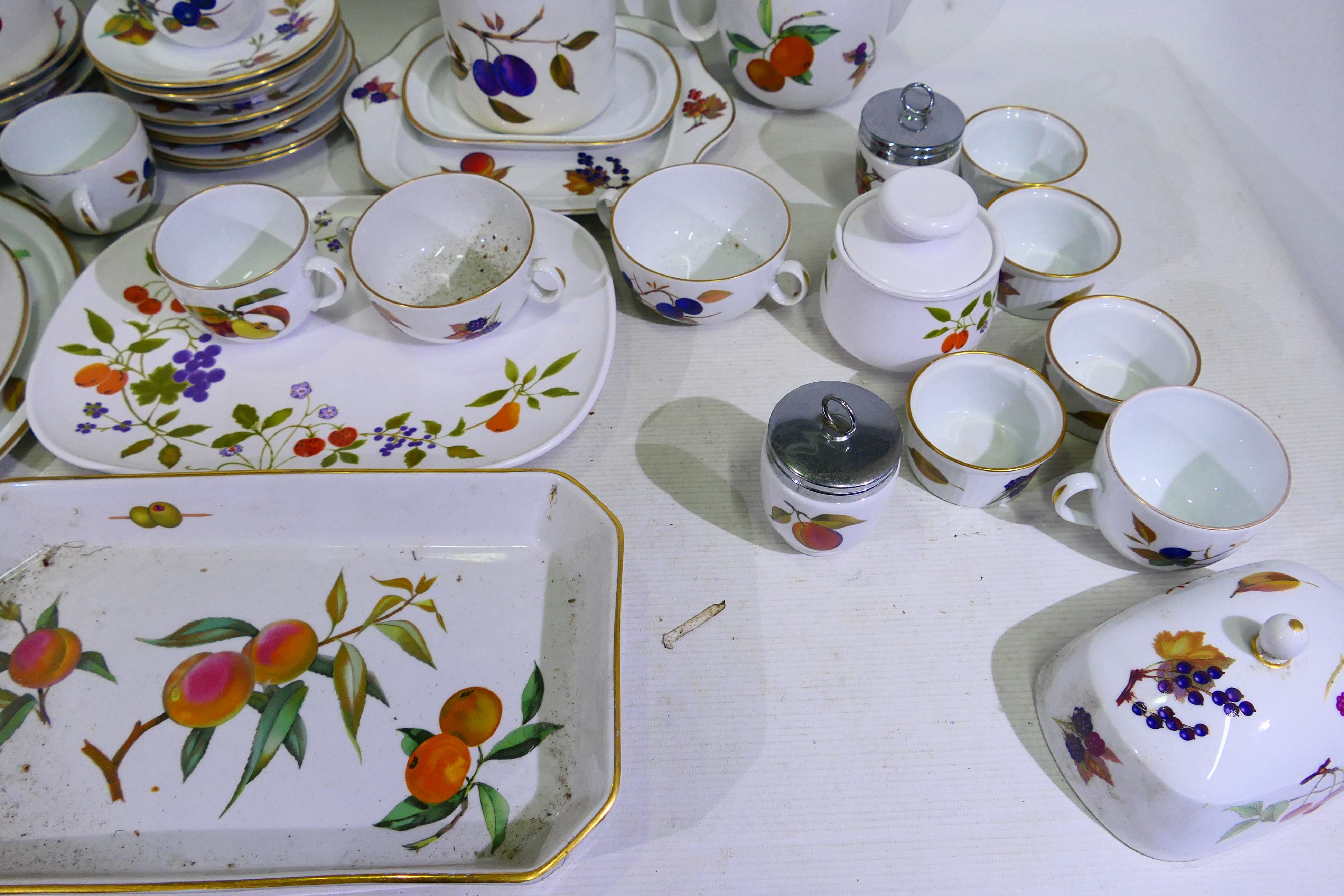 Royal Worcester - A quantity of table wares in the Evesham pattern, approximately 53 pieces. - Image 6 of 7