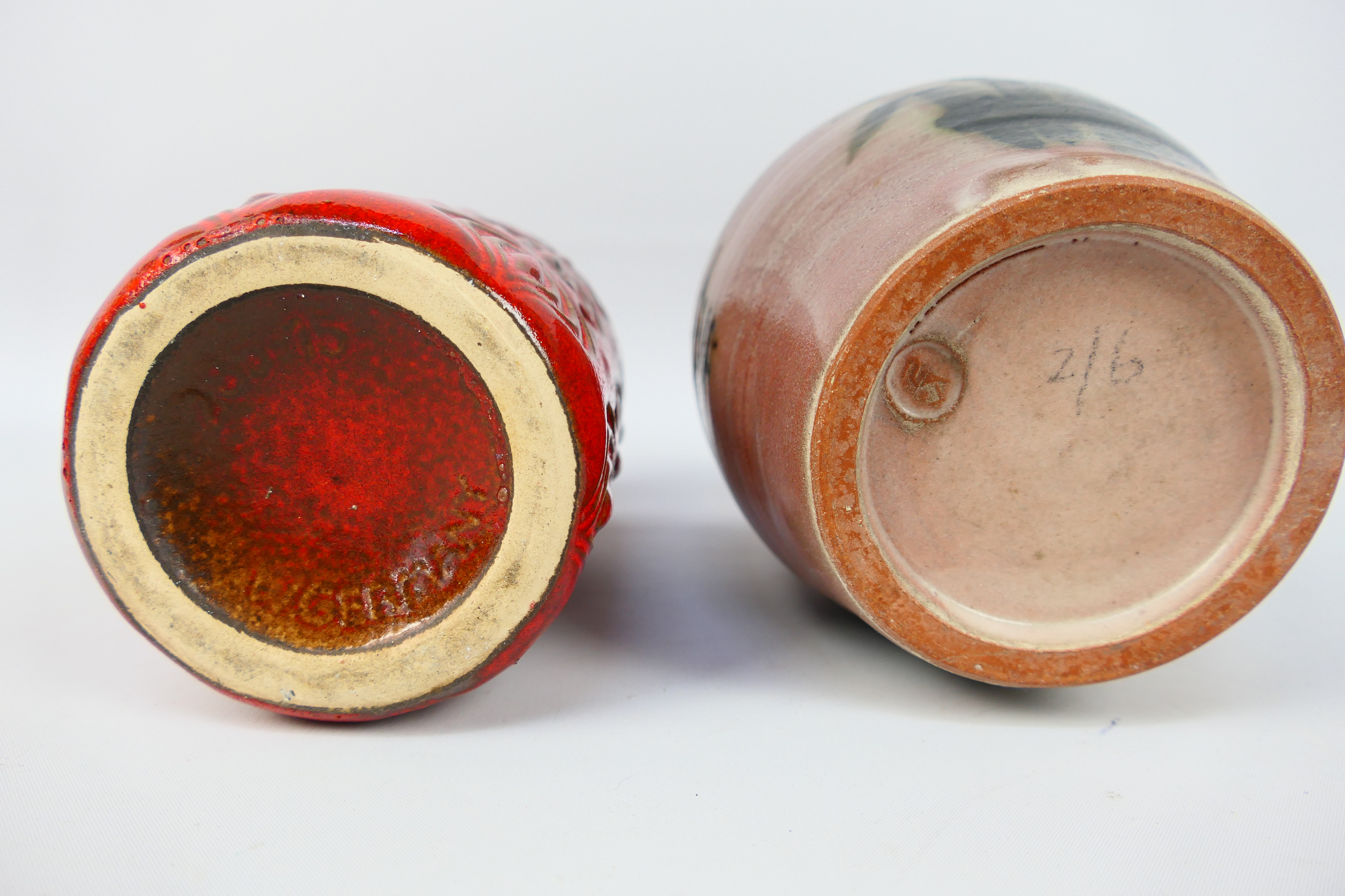 Scheurich, Other - A Scheurich ceramic red onion vase and an unknown maker pottery vase. - Image 2 of 4