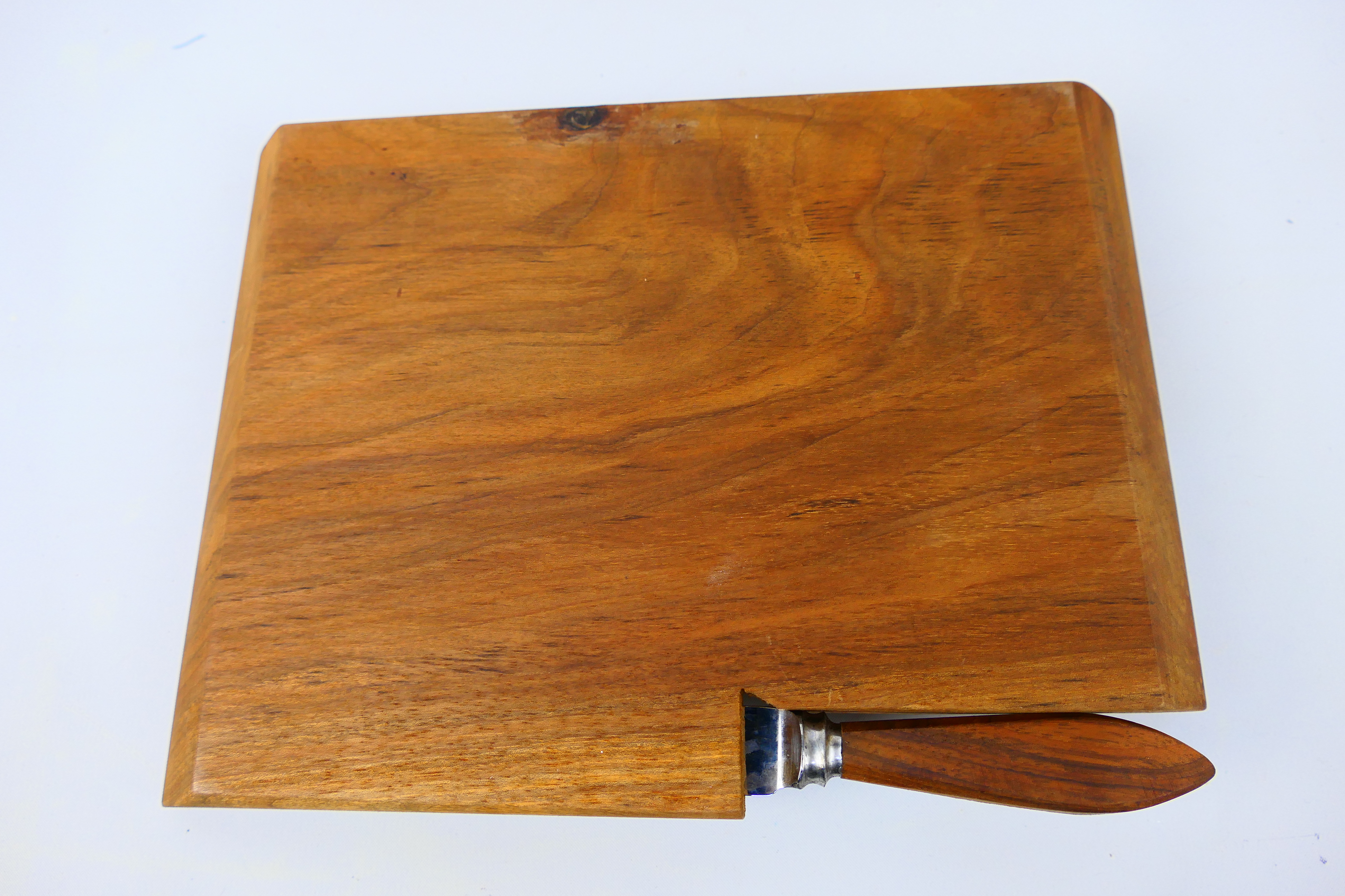 A Ben Oxley Windsor Mouse cheese board with carved mouse detail, contained in original shipping box. - Image 7 of 9