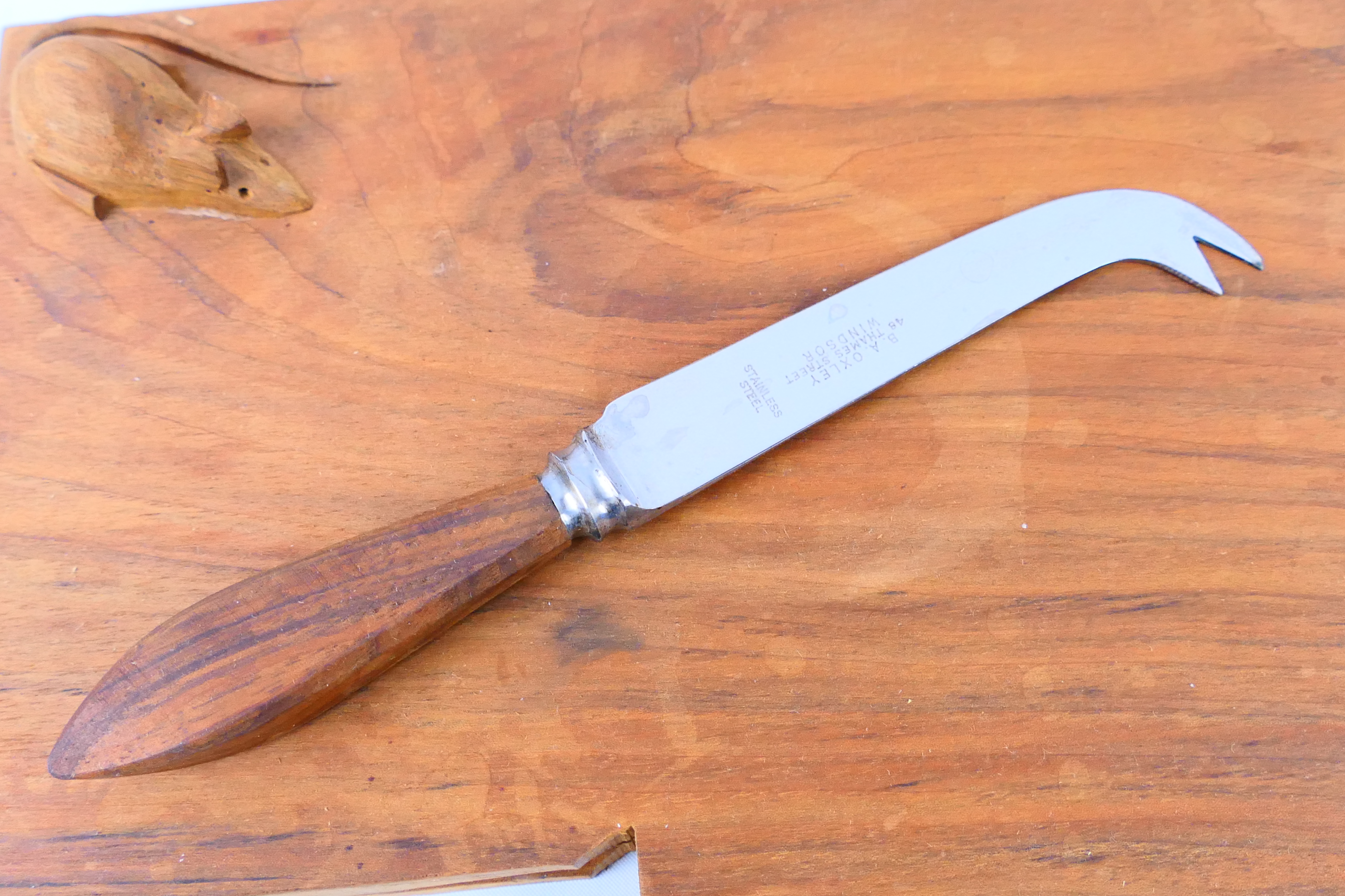 A Ben Oxley Windsor Mouse cheese board with carved mouse detail, contained in original shipping box. - Image 3 of 9